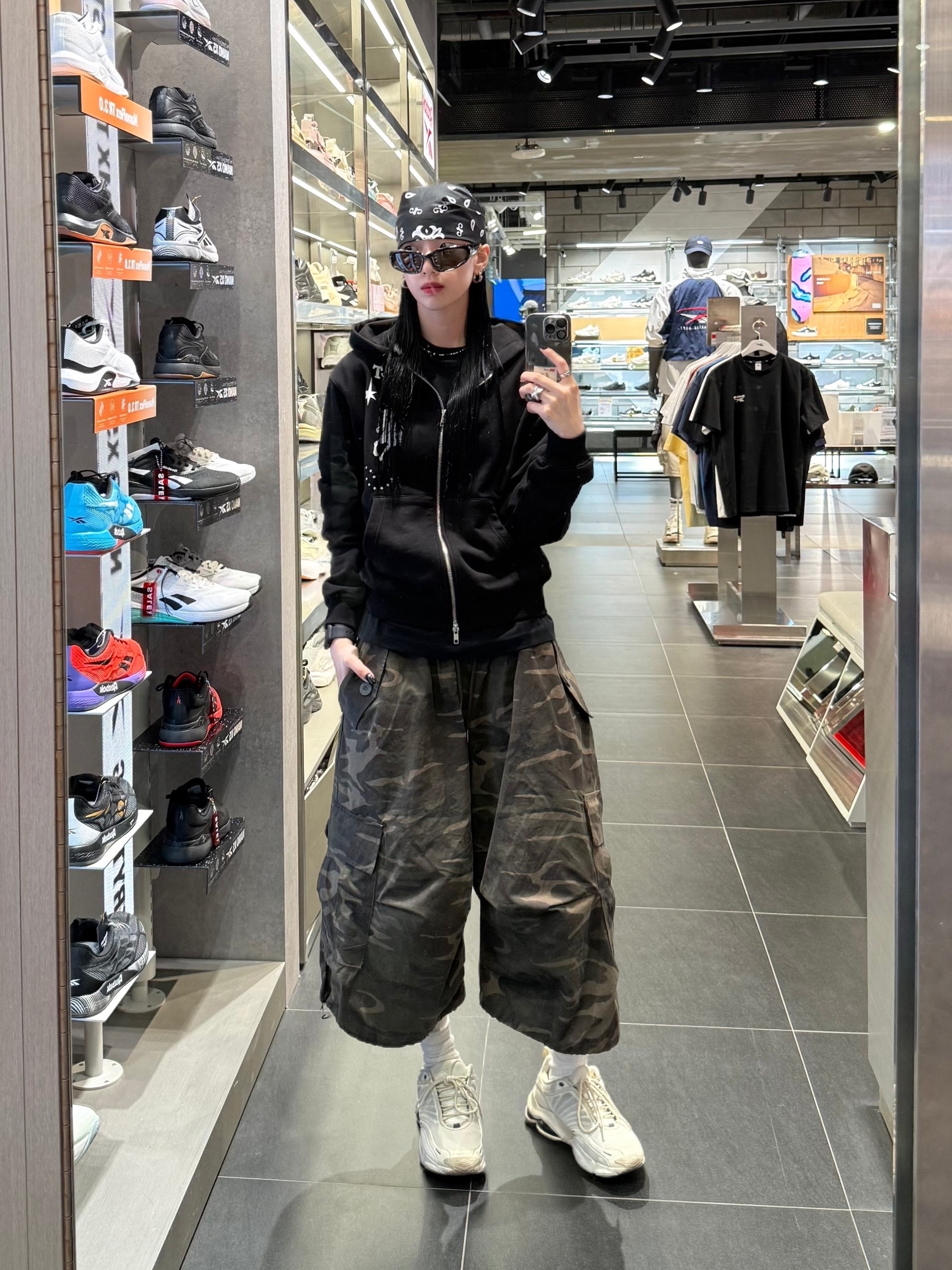Balenciaga Swift Oval Sunglasses Black, Reebok DMX Series 3000 Chalk Alabaster 착용 스타일 - 1