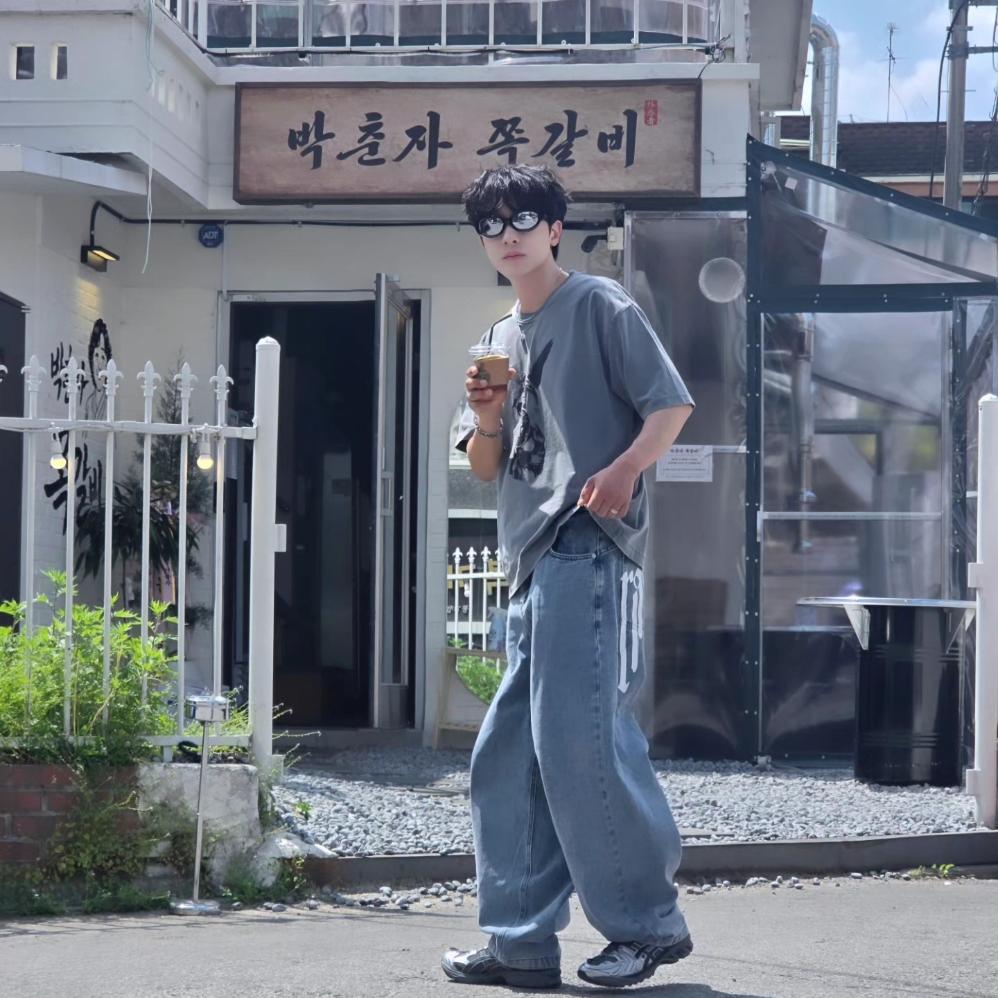 [KREAM 단독] NOMANUAL Devil Ring Damaged T-shirt Washed Charcoal, NOMANUAL Raw Vision Denim Pants White Blue 착용 스타일 - 4