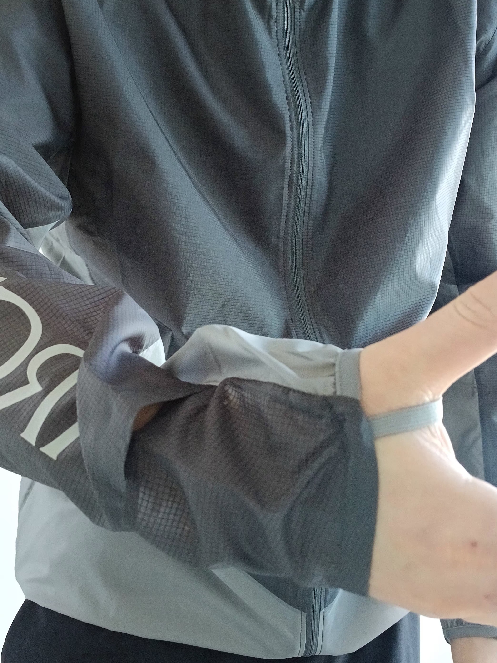 Goldwin Gore-Tex 3L Cap Black, Arc'teryx Norvan Windshell Hoody Cloud Void 착용 스타일 - 5