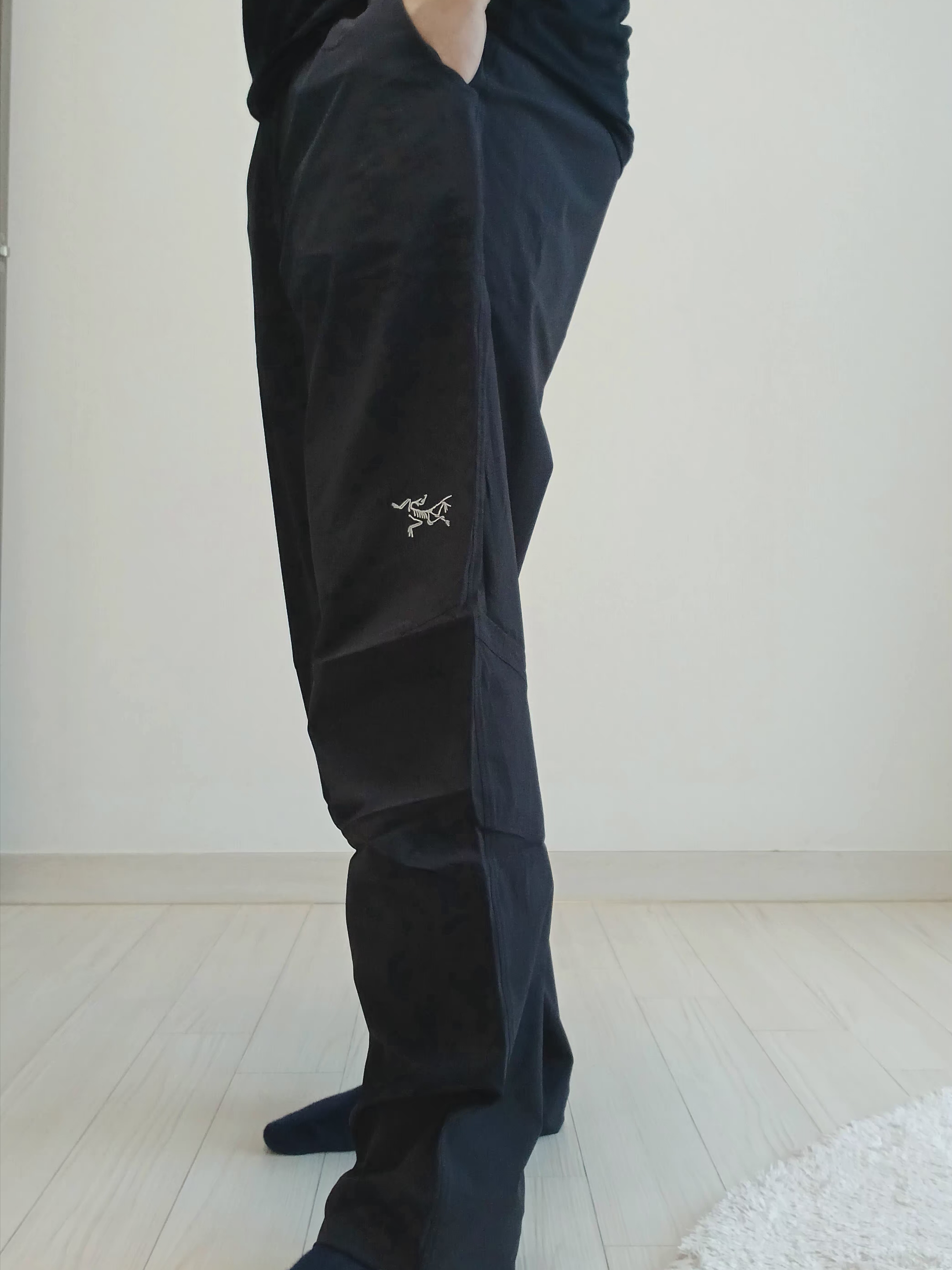Arc'teryx Incendo Pants Black, UGG x Palace x Looney Tunes Tasman Slipper Chestnut 착용 스타일 - 6