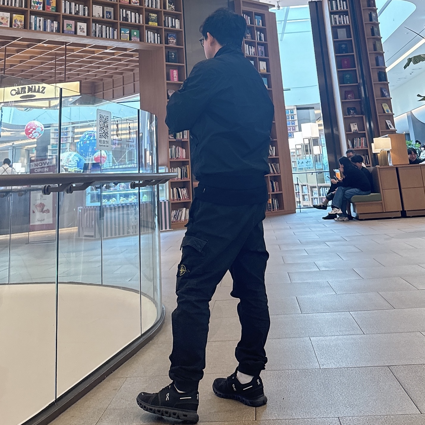 Stone Island 3100033 Stretch Organic Broken Twill Cotton Old Effect Regular Tapered Fit Cargo Trousers with Elasticated Waistband Black - 25FW, Stone Island 4100111 Garment Dyed Crinkle Reps Nylon Blouson Black - 26SS 착용 스타일 - 2