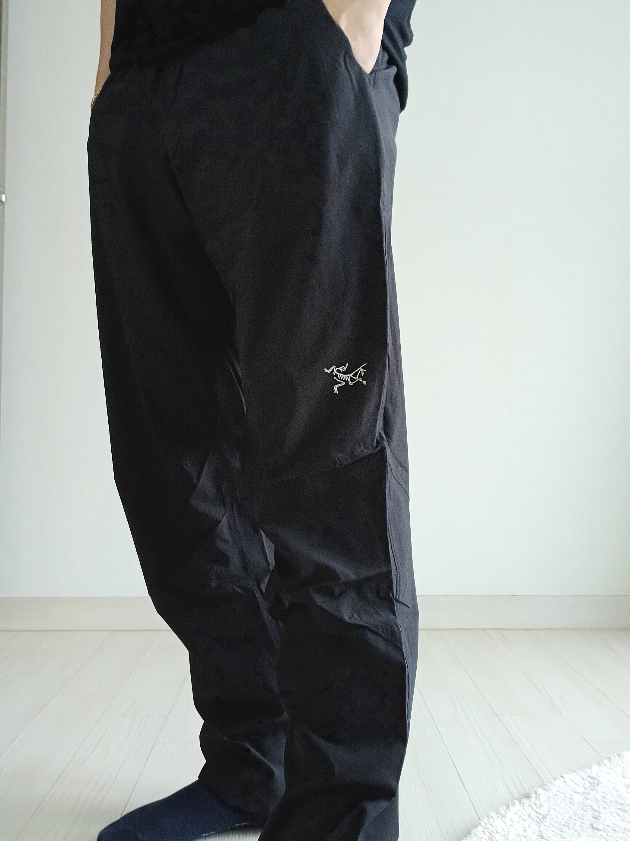 Arc'teryx Incendo Pants Black, UGG x Palace x Looney Tunes Tasman Slipper Chestnut 착용 스타일 - 3