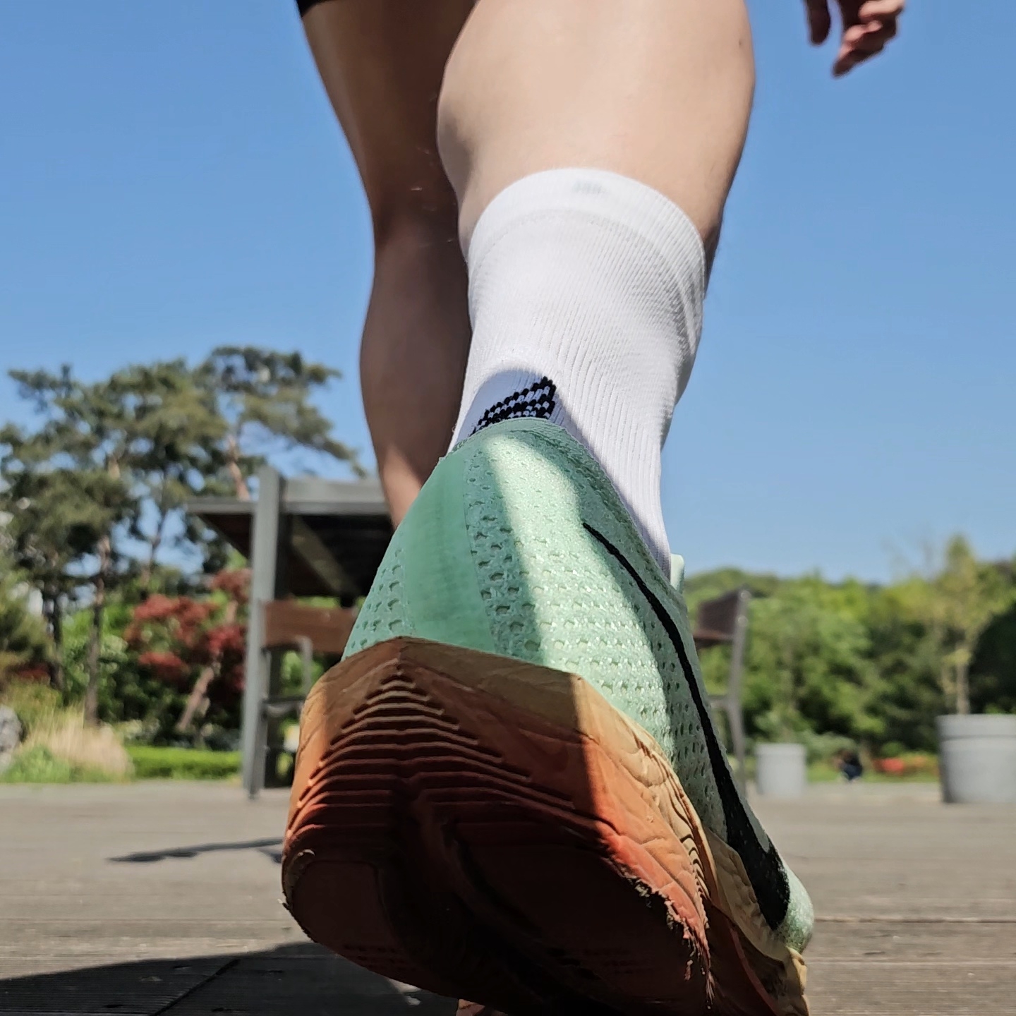 Nike ZoomX Vaporfly Next% 3 Vapor Green Dragon Red, LI2 Black Wing Running Crew Socks White 착용 스타일 - 6