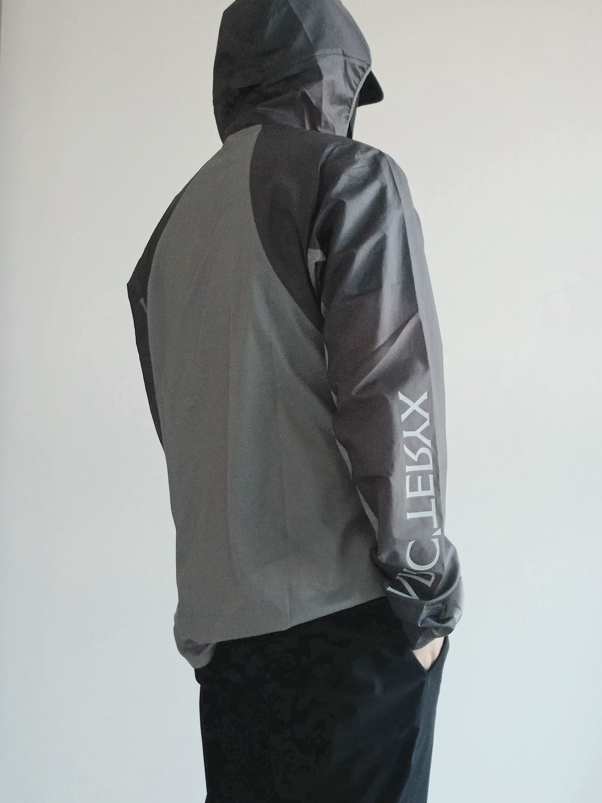 Goldwin Gore-Tex 3L Cap Black, Arc'teryx Norvan Windshell Hoody Cloud Void 착용 스타일 - 8