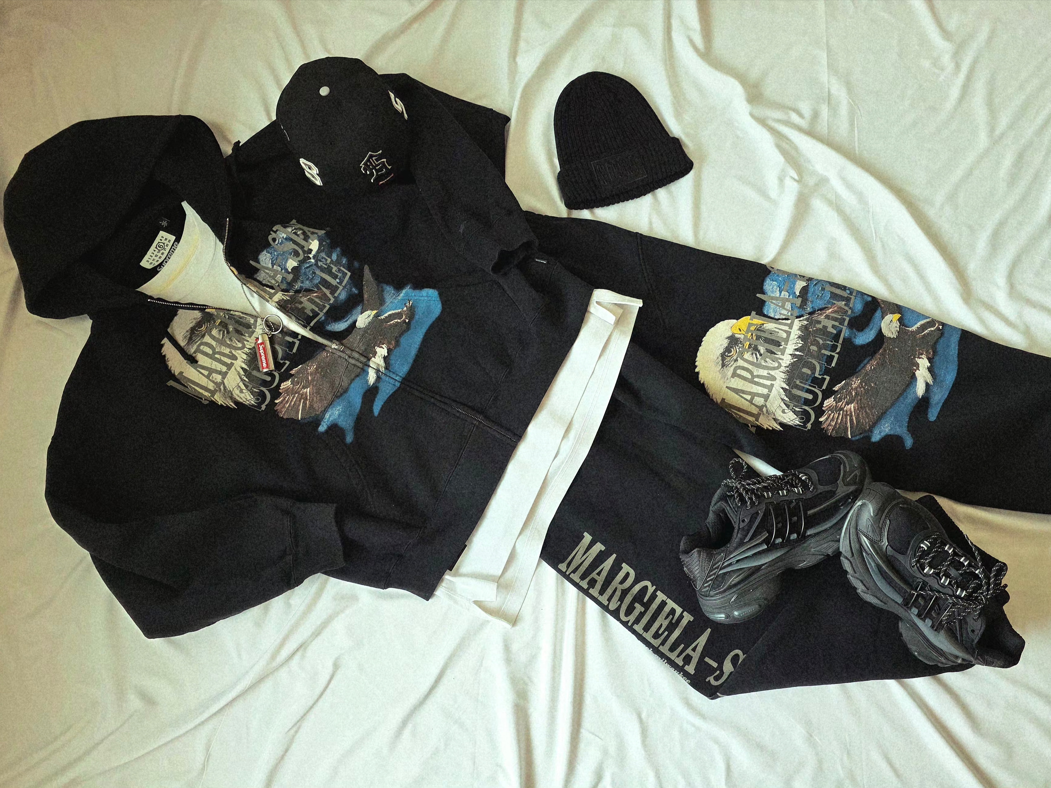 Supreme x MM6 Maison Margiela Eagle Zip Up Hooded Sweatshirt Black - 26SS, Supreme x MM6 Maison Margiela Eagle Sweatpant Black - 26SS 착용 스타일 - 1