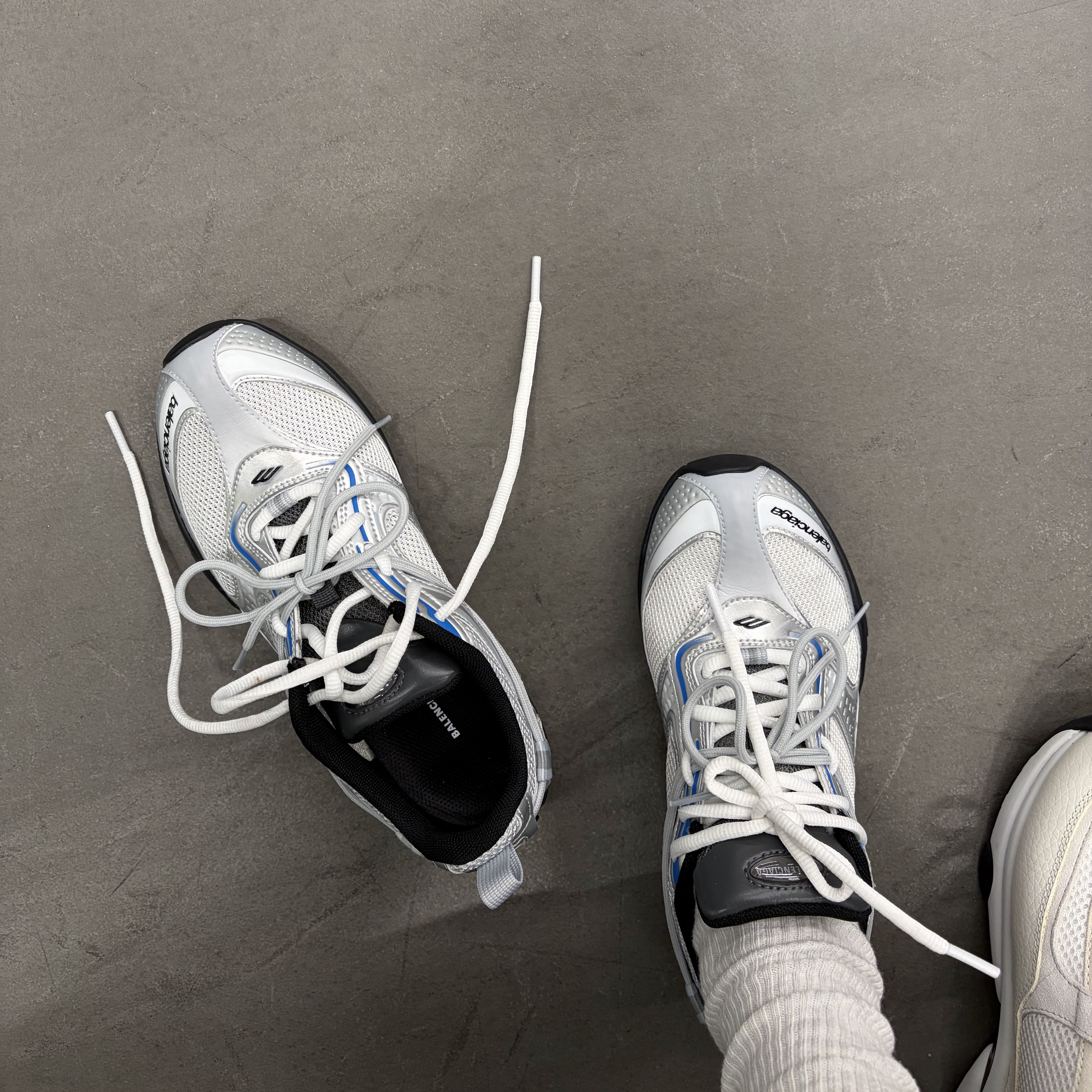 Balenciaga Radar Gradient Lines Sneaker In White Grey 착용 스타일