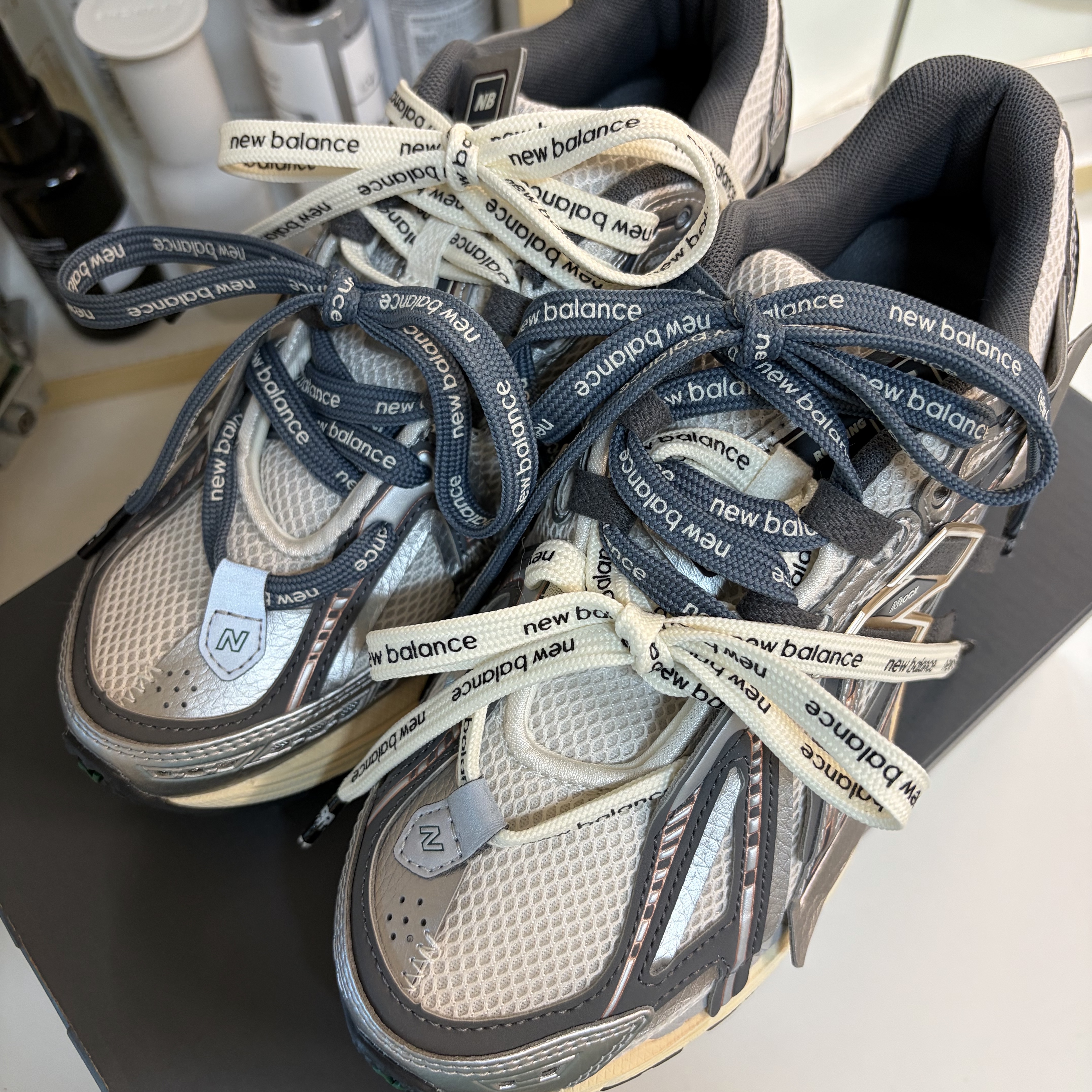 New Balance 1906A Silver Metallic Castlerock 착용 스타일 - 1