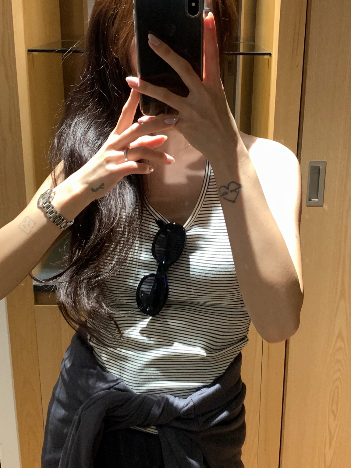 (W) Cartier D'Amour Necklace XS Yellow Gold Diamond, (W) Celine Triomphe 01 Sunglasses in Acetate Black 착용 스타일 - 2