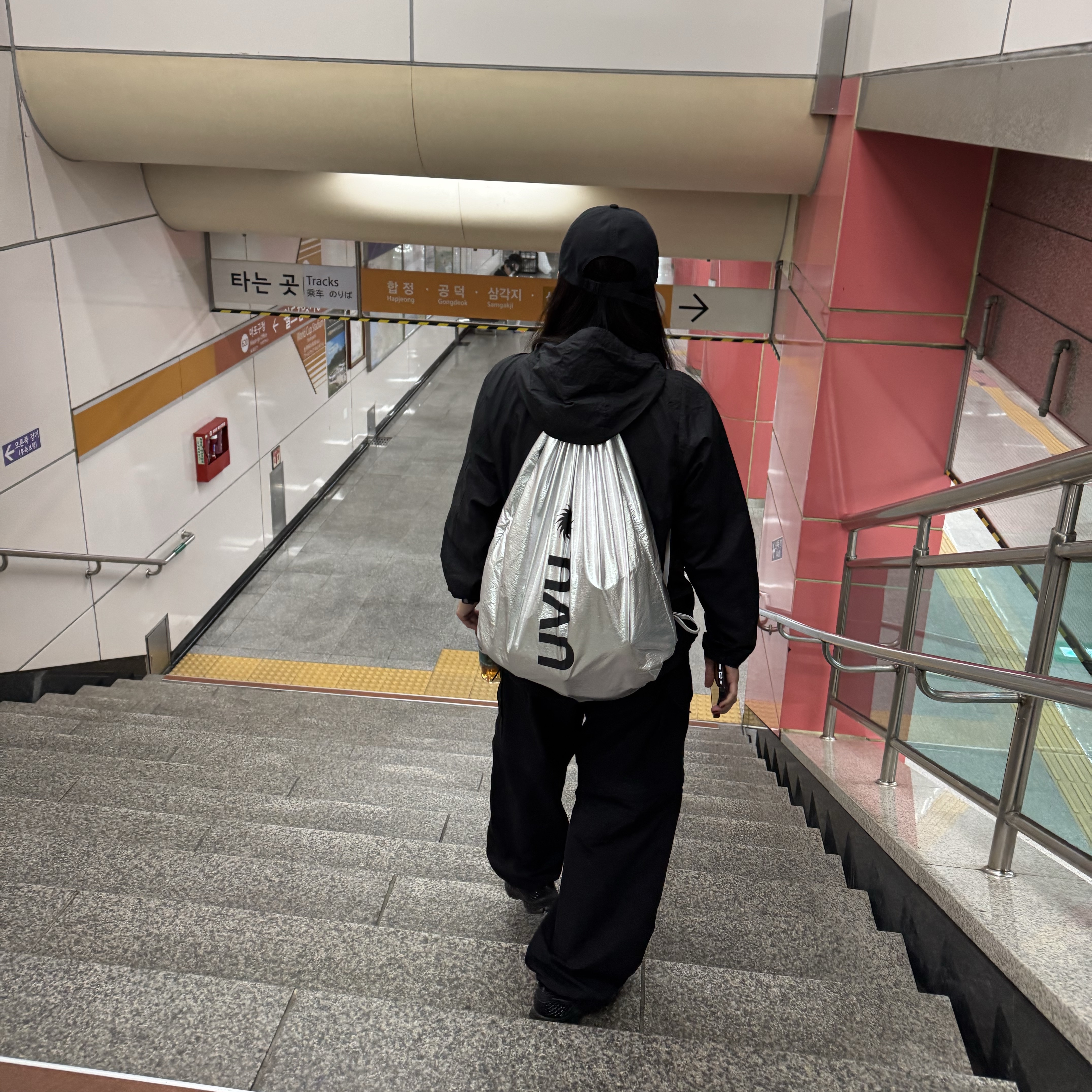 UVU Racing Bag Silver, Nike Zoom Vomero 5 SP Black 착용 스타일