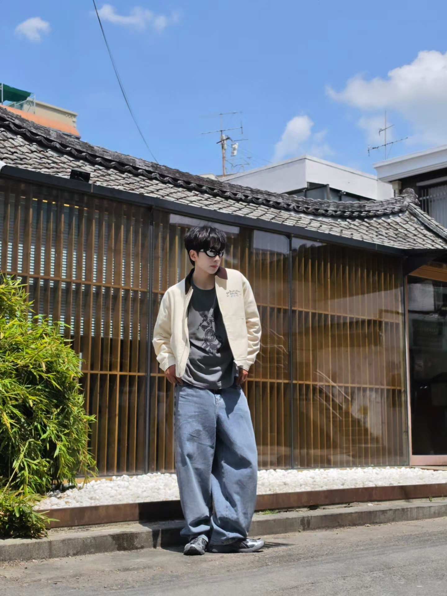 [KREAM 단독] NOMANUAL Devil Ring Damaged T-shirt Washed Charcoal, NOMANUAL Raw Vision Denim Pants White Blue 착용 스타일 - 4