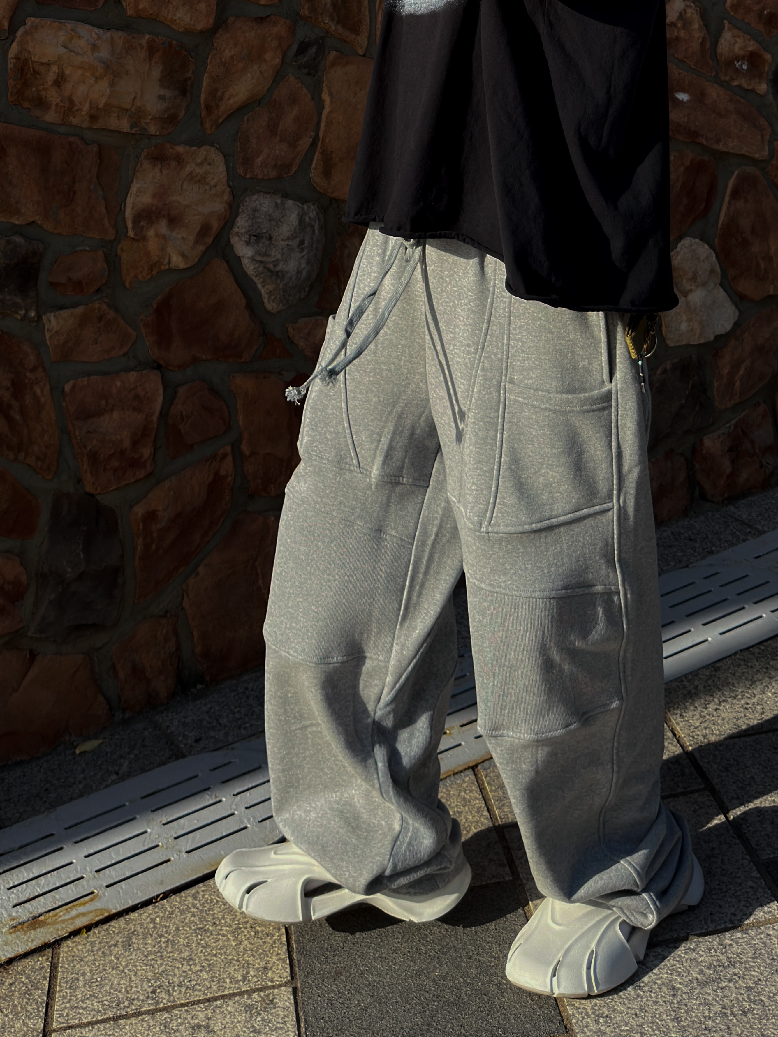 Wapworks Biker Sweat Pants Grey, Balenciaga Rubber Mold Closed Beige 착용 스타일 - 3