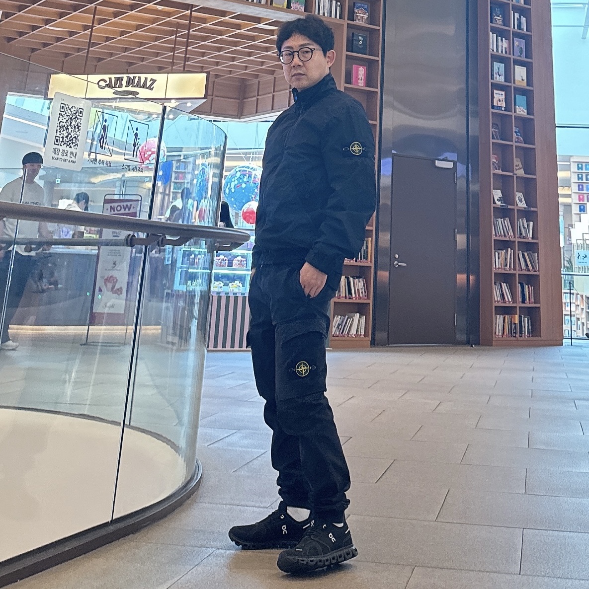Stone Island 3100033 Stretch Organic Broken Twill Cotton Old Effect Regular Tapered Fit Cargo Trousers with Elasticated Waistband Black - 25FW, Stone Island 4100111 Garment Dyed Crinkle Reps Nylon Blouson Black - 26SS 착용 스타일 - 1