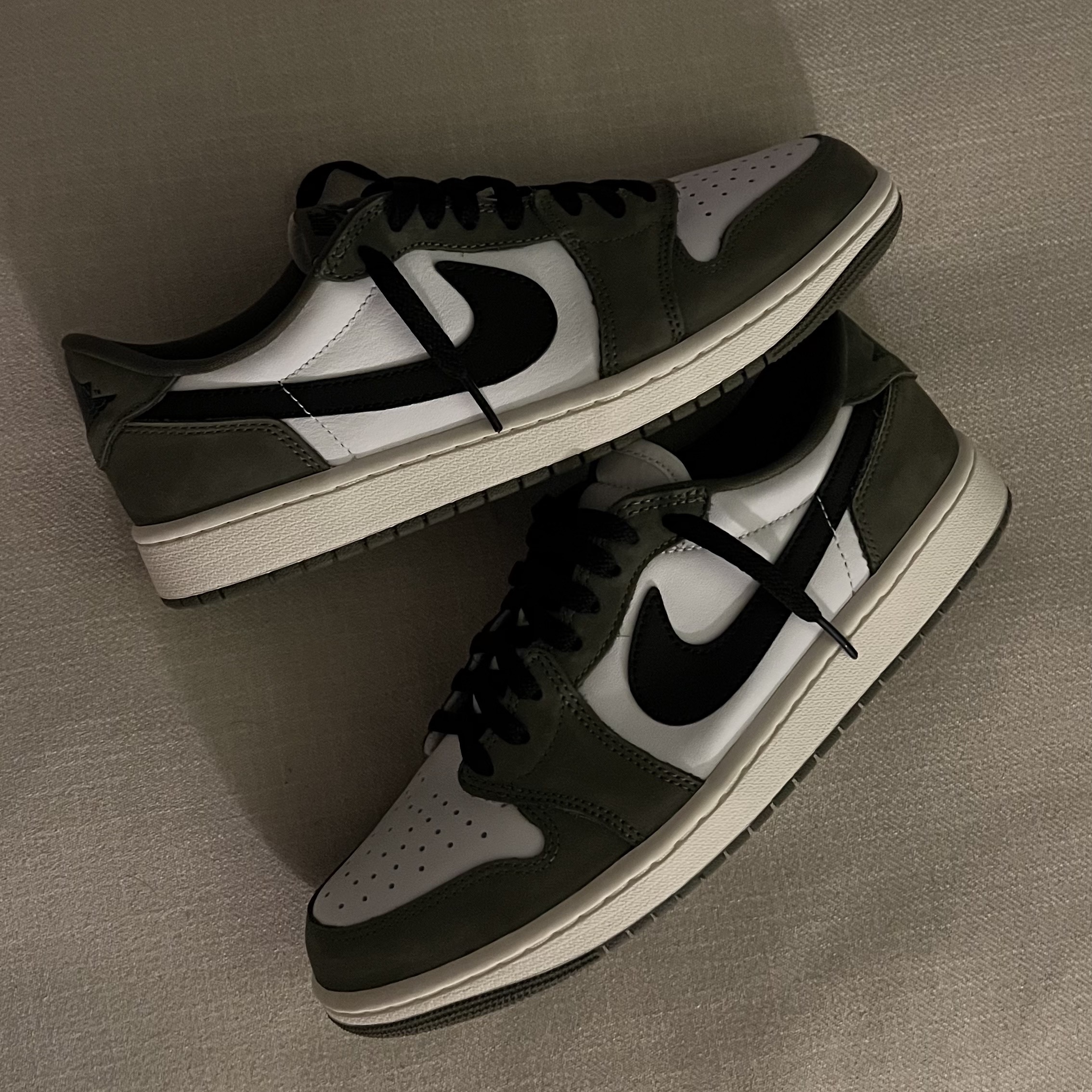Jordan 1 Retro Low OG Medium Olive and Summit White 착용 스타일