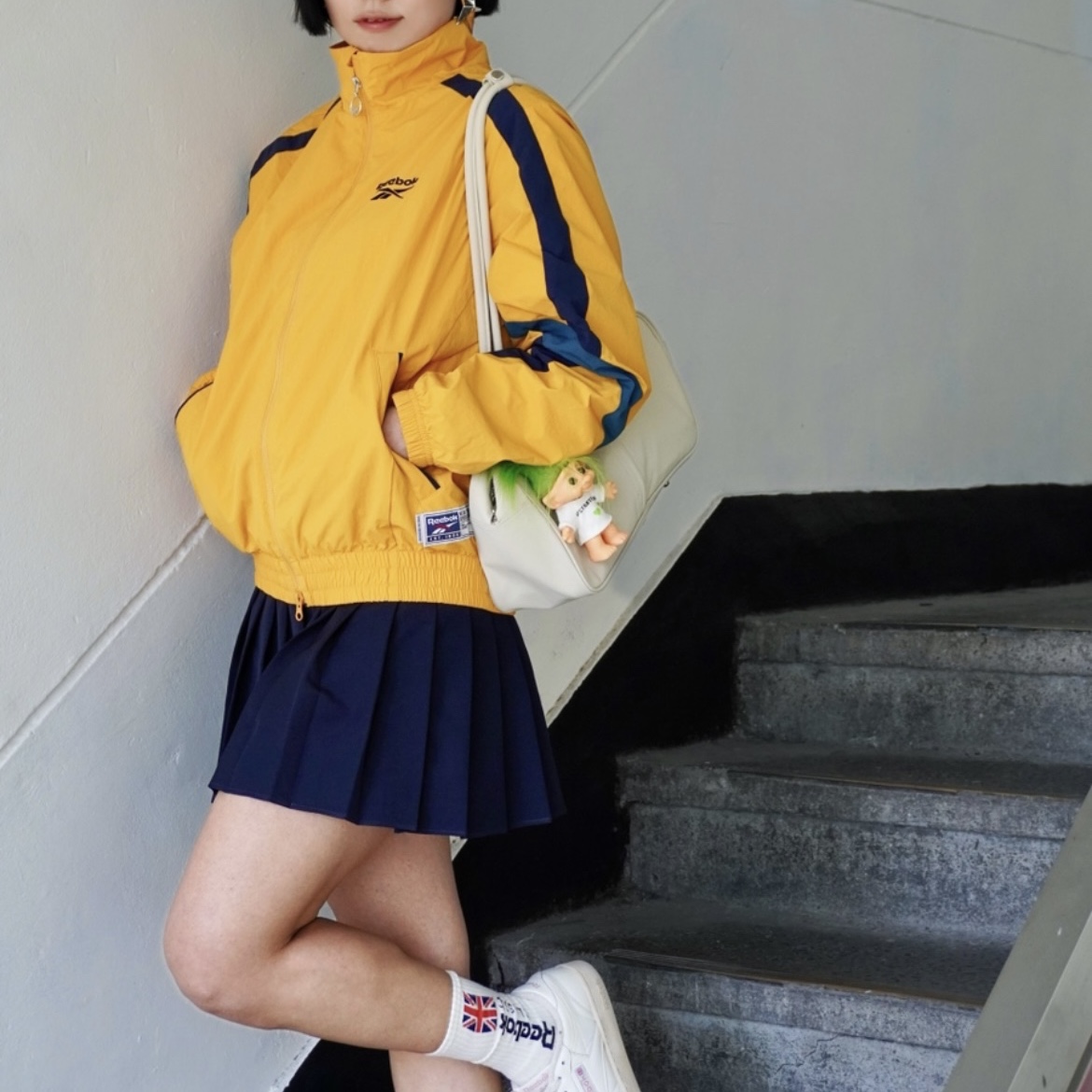 Reebok Legend Warm-Up Windbreaker Yellow Navy, Reebok Legend Warm-Up Windbreaker Black 착용 스타일 - 1