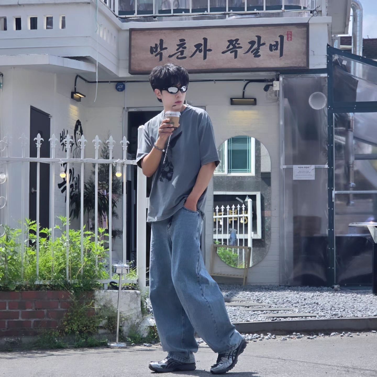 [KREAM 단독] NOMANUAL Devil Ring Damaged T-shirt Washed Charcoal, NOMANUAL Raw Vision Denim Pants White Blue 착용 스타일 - 3