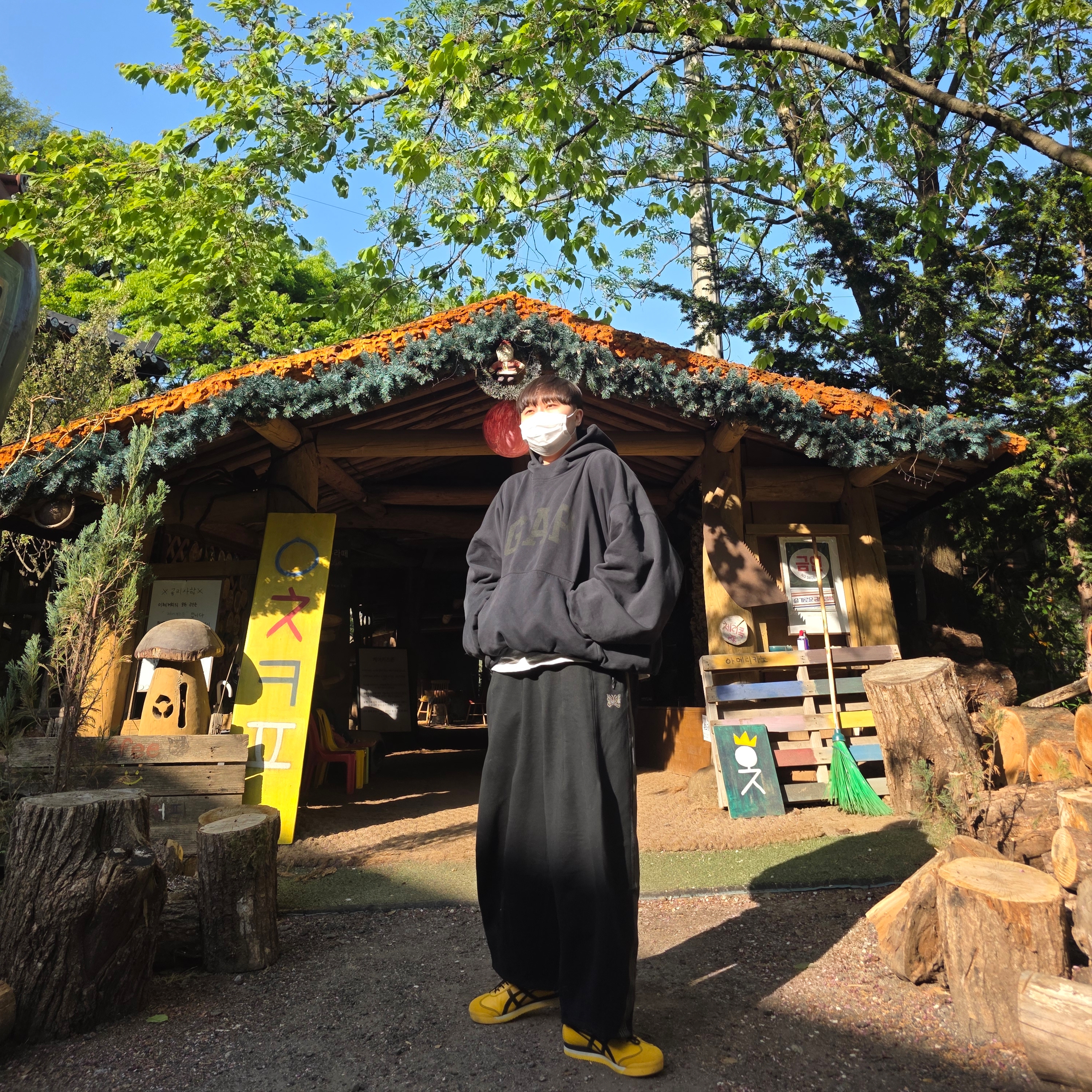 Needles x LHP H.D. Track Pants Black, Yeezy Gap Engineered By Balenciaga Dove Hoodie Washed Black 착용 스타일 - 2
