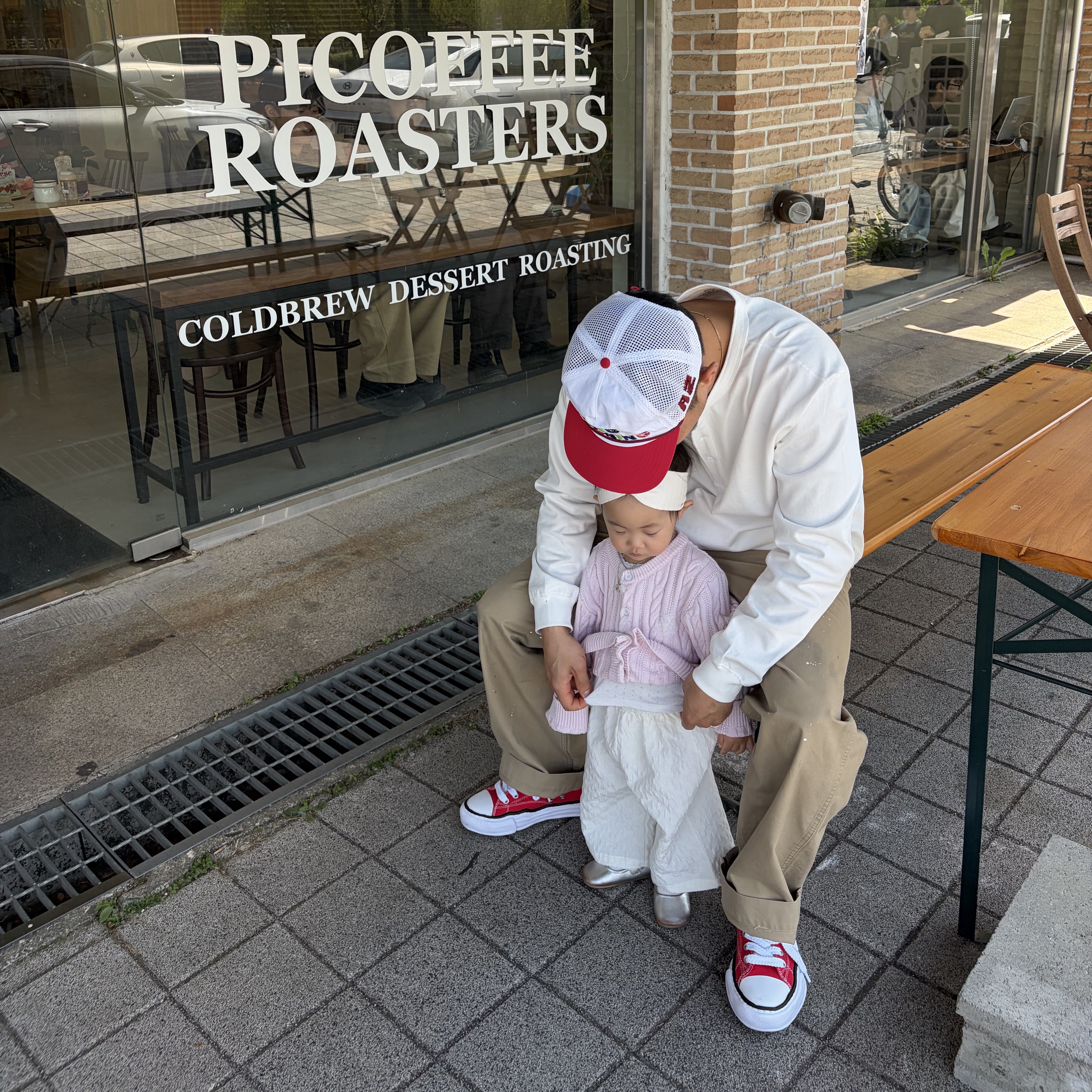 Alex Zono I Dig Running Rainbow Trucker Hat White Red, Maison Mihara Yasuhiro Peterson OG Sole Canvas Low Sneakers Red 착용 스타일 - 2