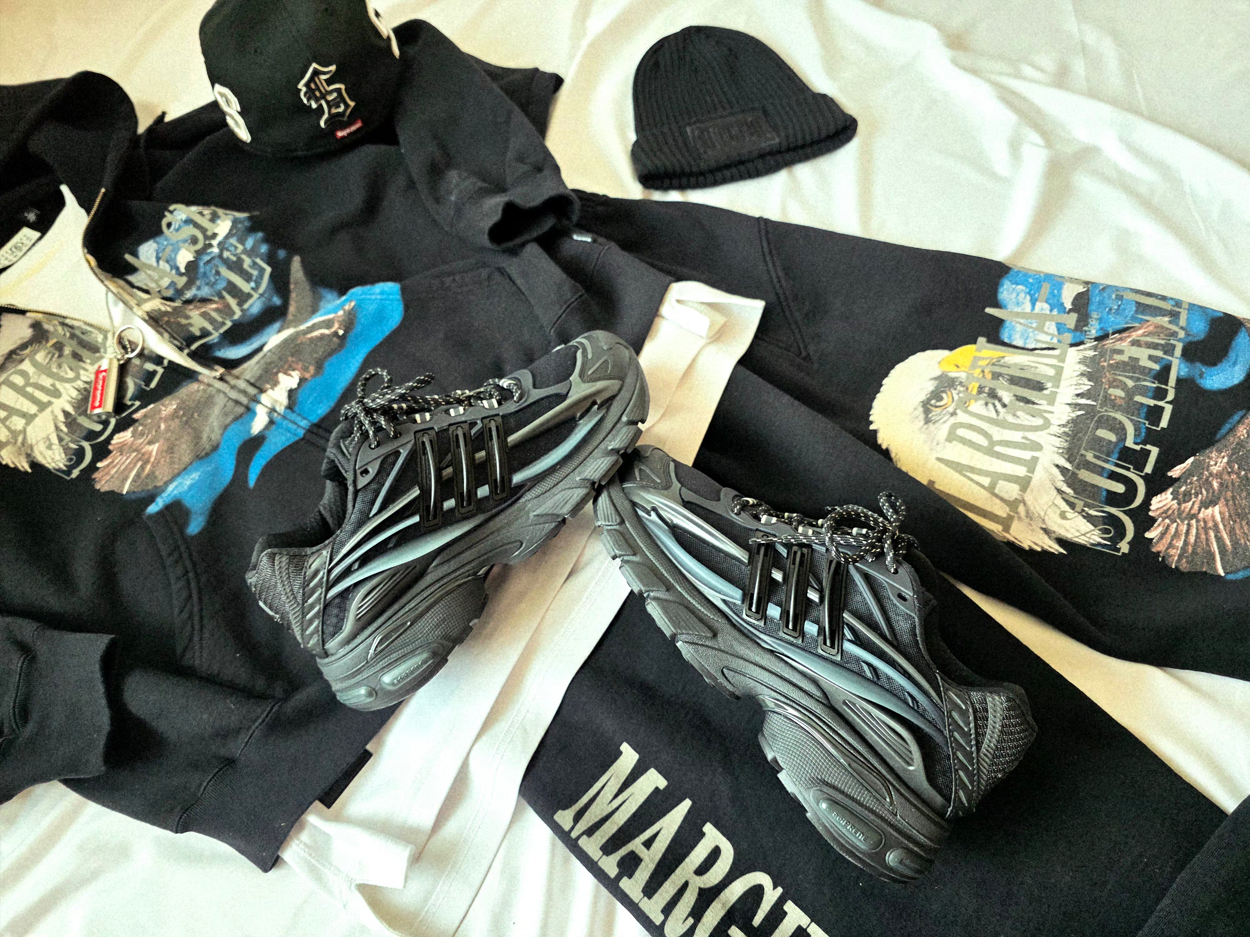 Supreme x MM6 Maison Margiela Eagle Zip Up Hooded Sweatshirt Black - 26SS, Supreme x MM6 Maison Margiela Eagle Sweatpant Black - 26SS 착용 스타일 - 2
