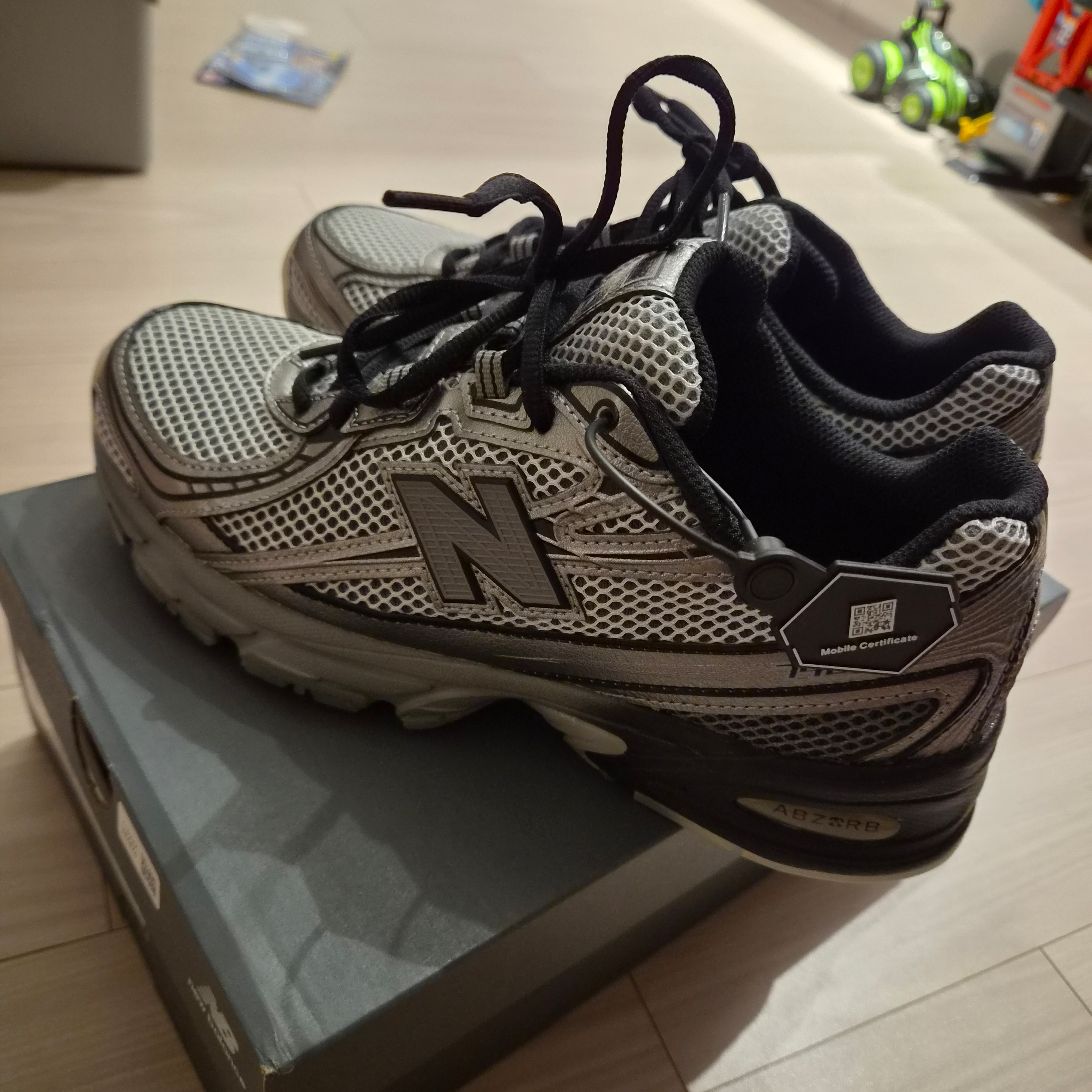 New Balance 740 Dark Silver Metallic 착용 스타일