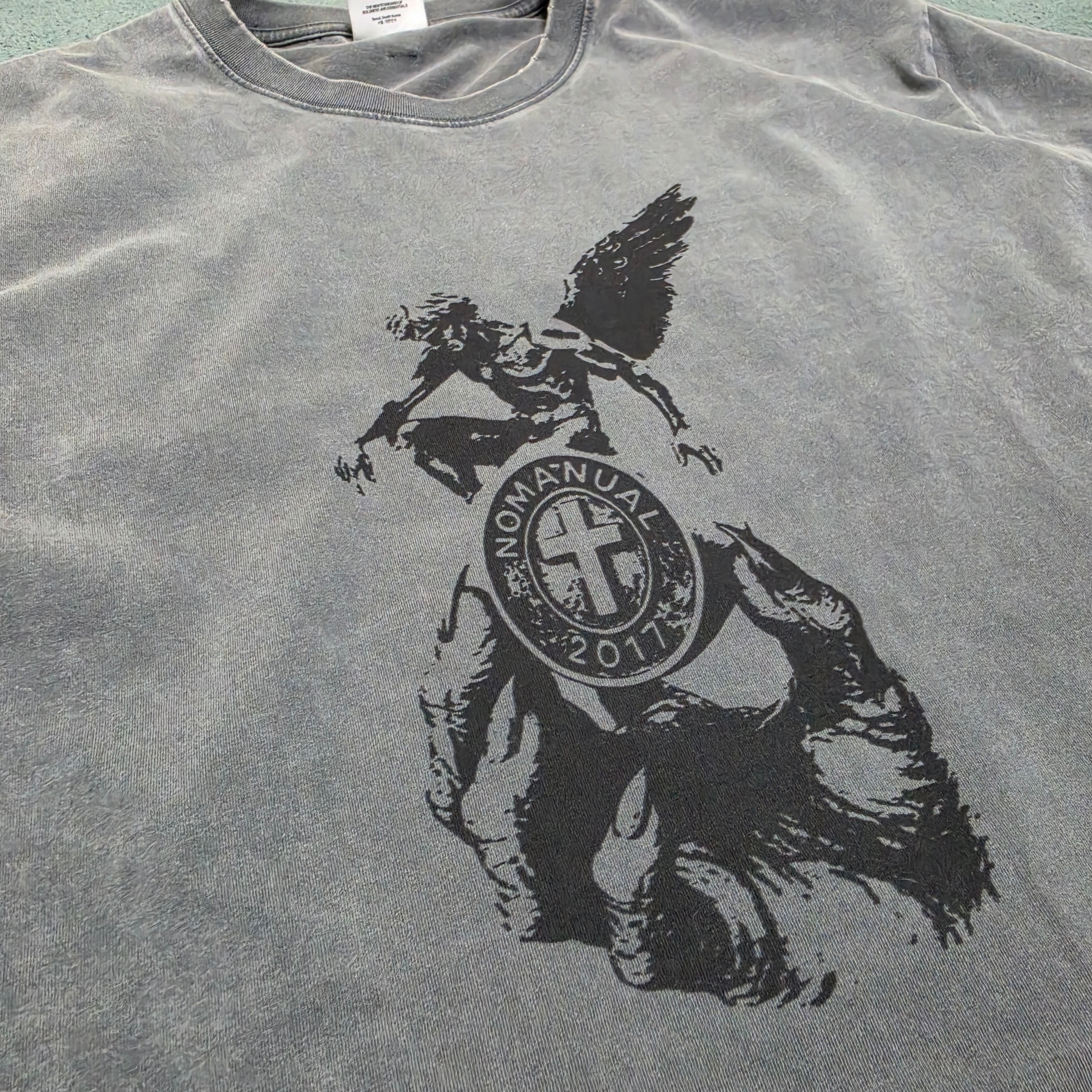 [KREAM 단독] NOMANUAL Devil Ring Damaged T-shirt Washed Charcoal 착용 스타일 - 1