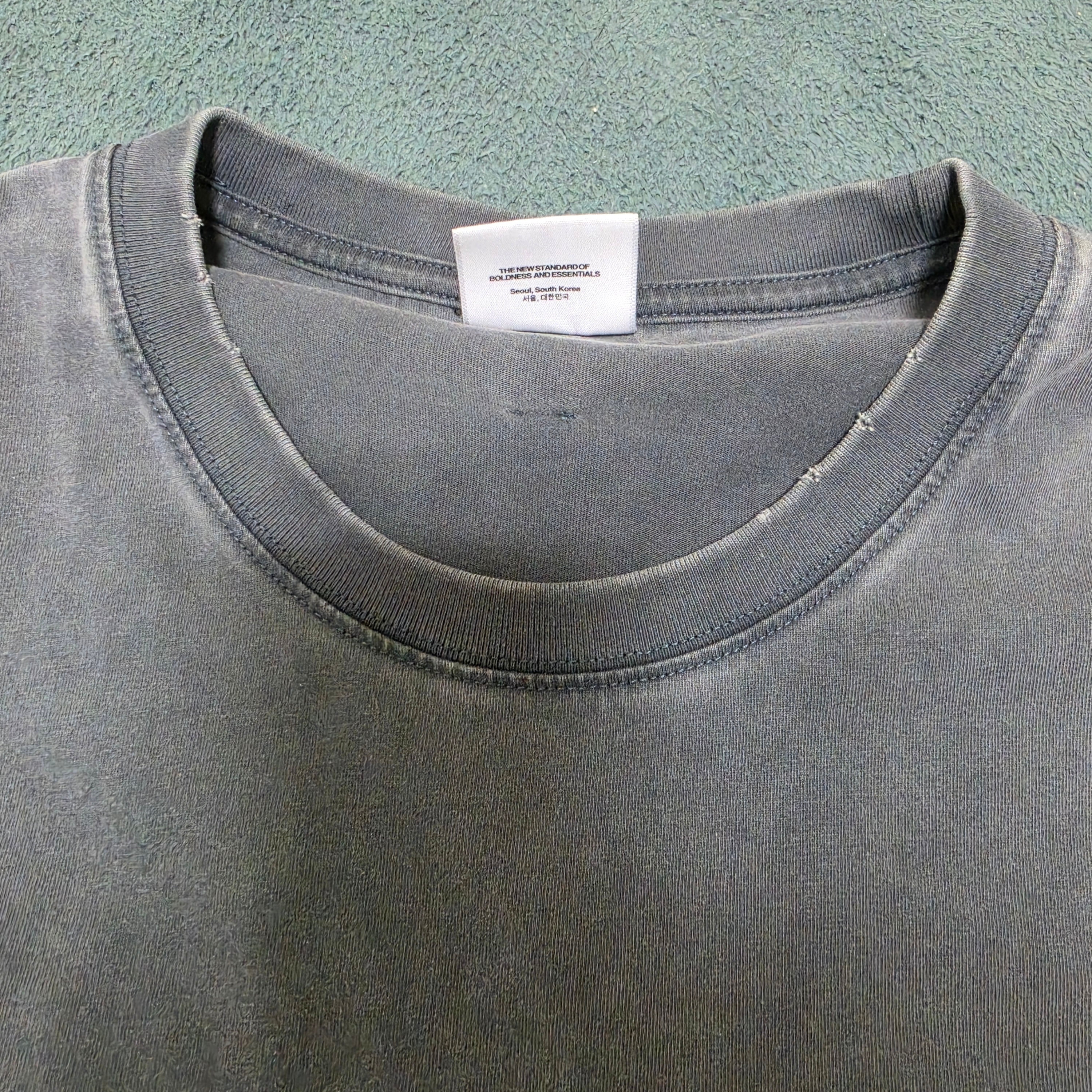[KREAM 단독] NOMANUAL Devil Ring Damaged T-shirt Washed Charcoal 착용 스타일 - 4