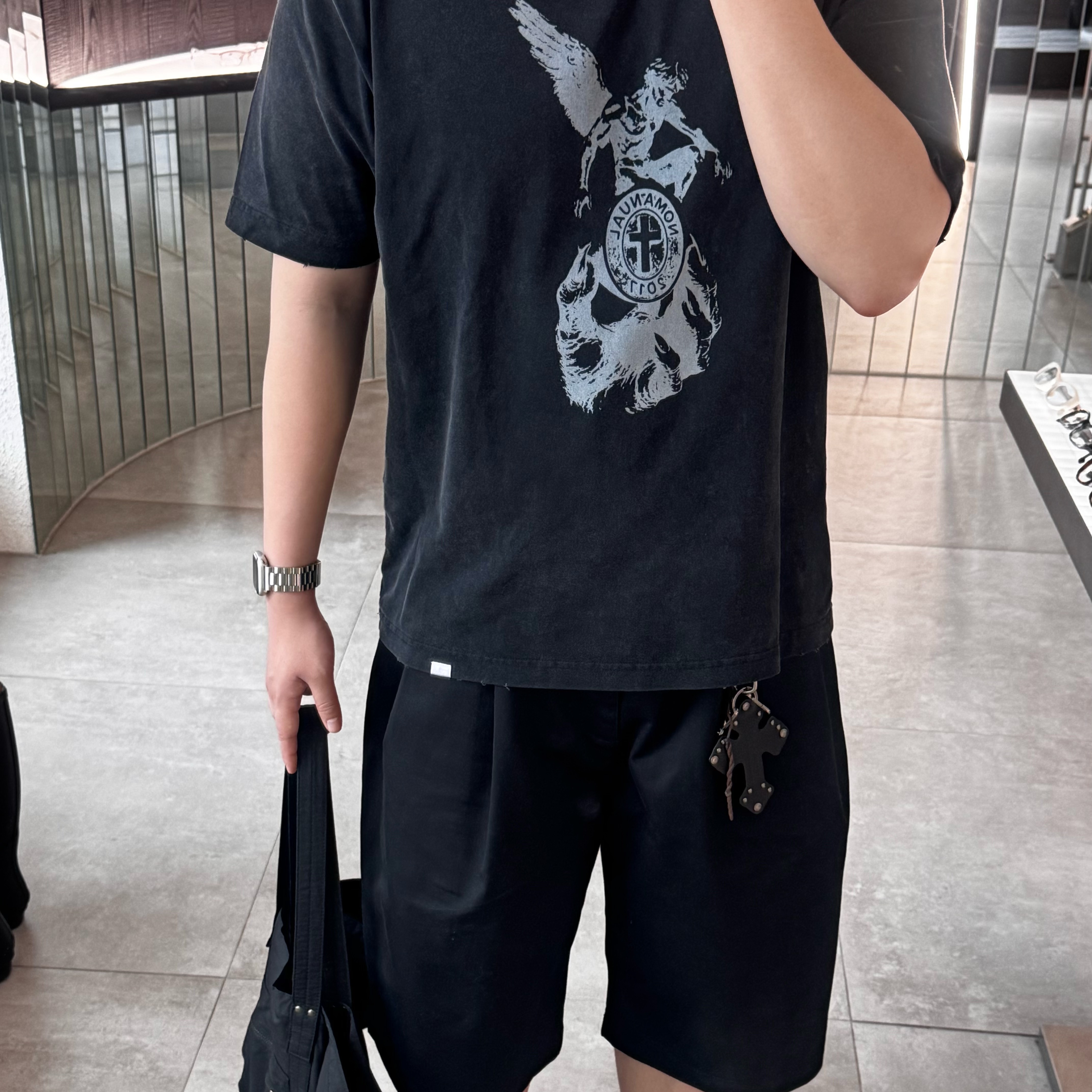 [KREAM 단독] NOMANUAL Devil Ring Damaged T-shirt Washed Black 착용 스타일 - 5