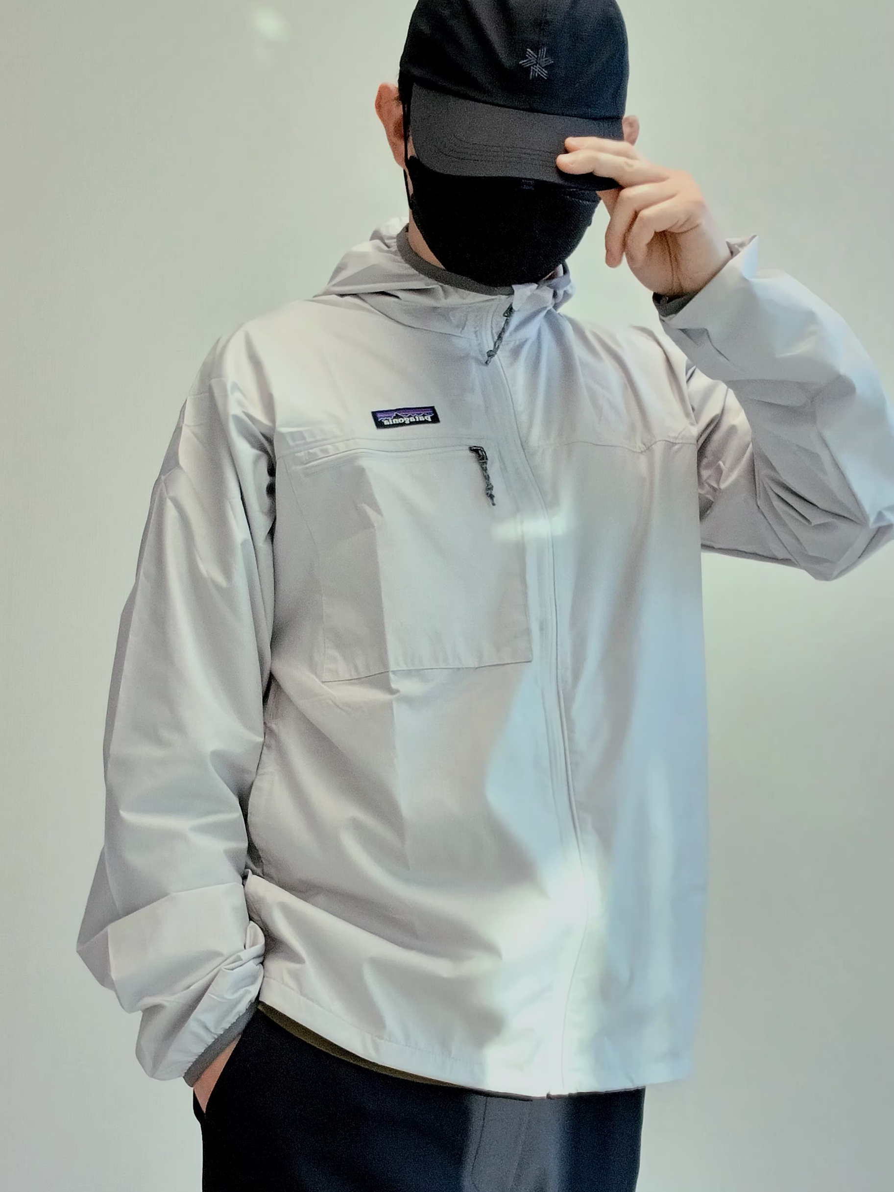 Goldwin Gore-Tex 3L Cap Black, Patagonia Light Variable Jacket Crisp Grey 착용 스타일 - 1