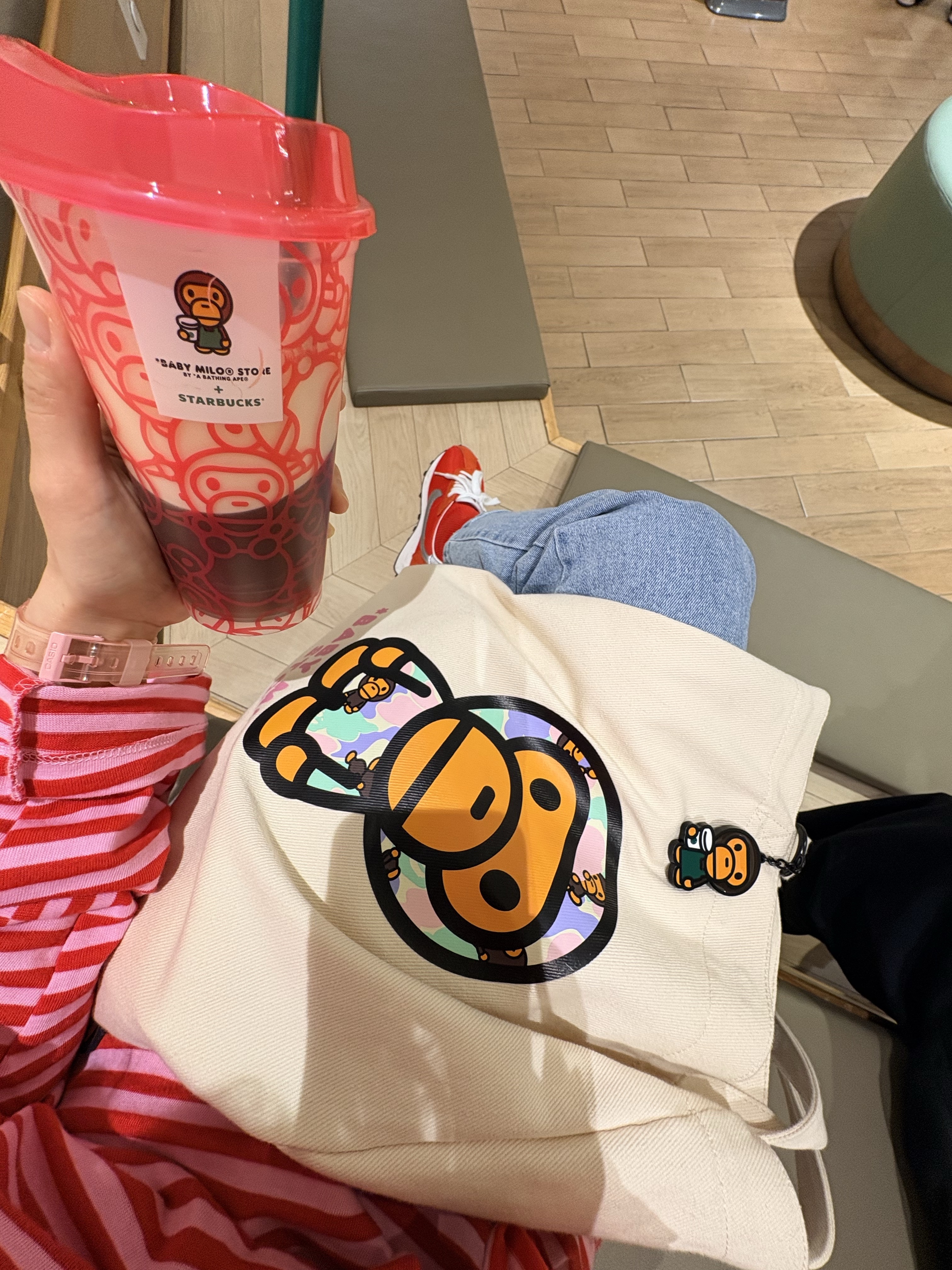 Undermycar x Umbro Warm Up Pants Black, Starbucks x BAPE Baby Milo Keychain 착용 스타일 - 3