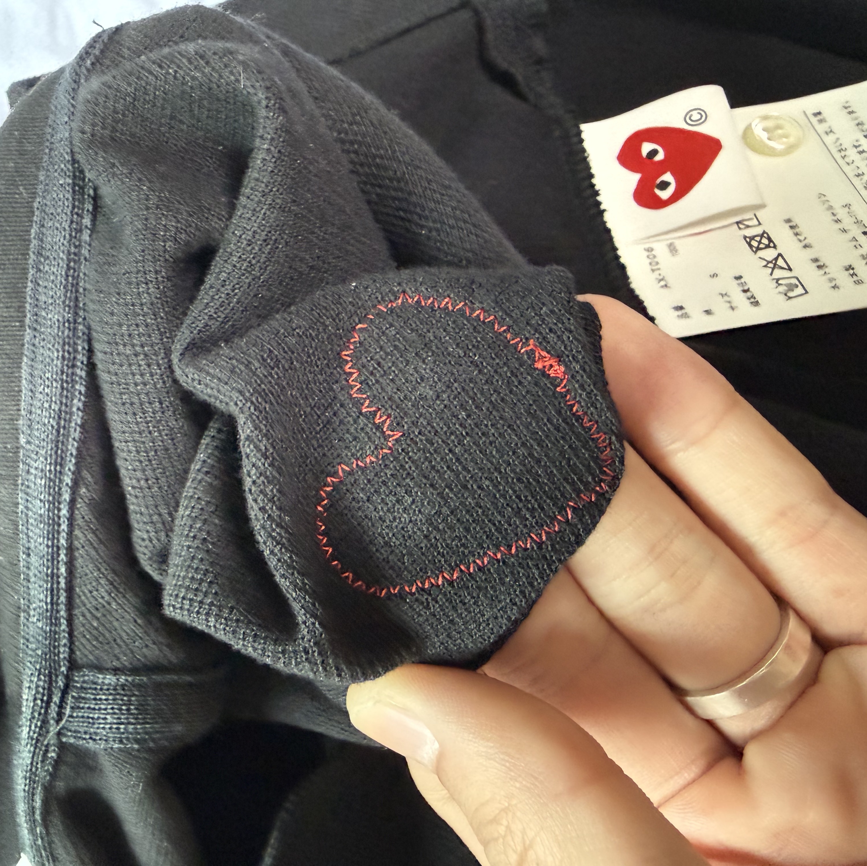 Play Comme des Garcons Red Heart Polo Shirt Black 착용 스타일 - 6