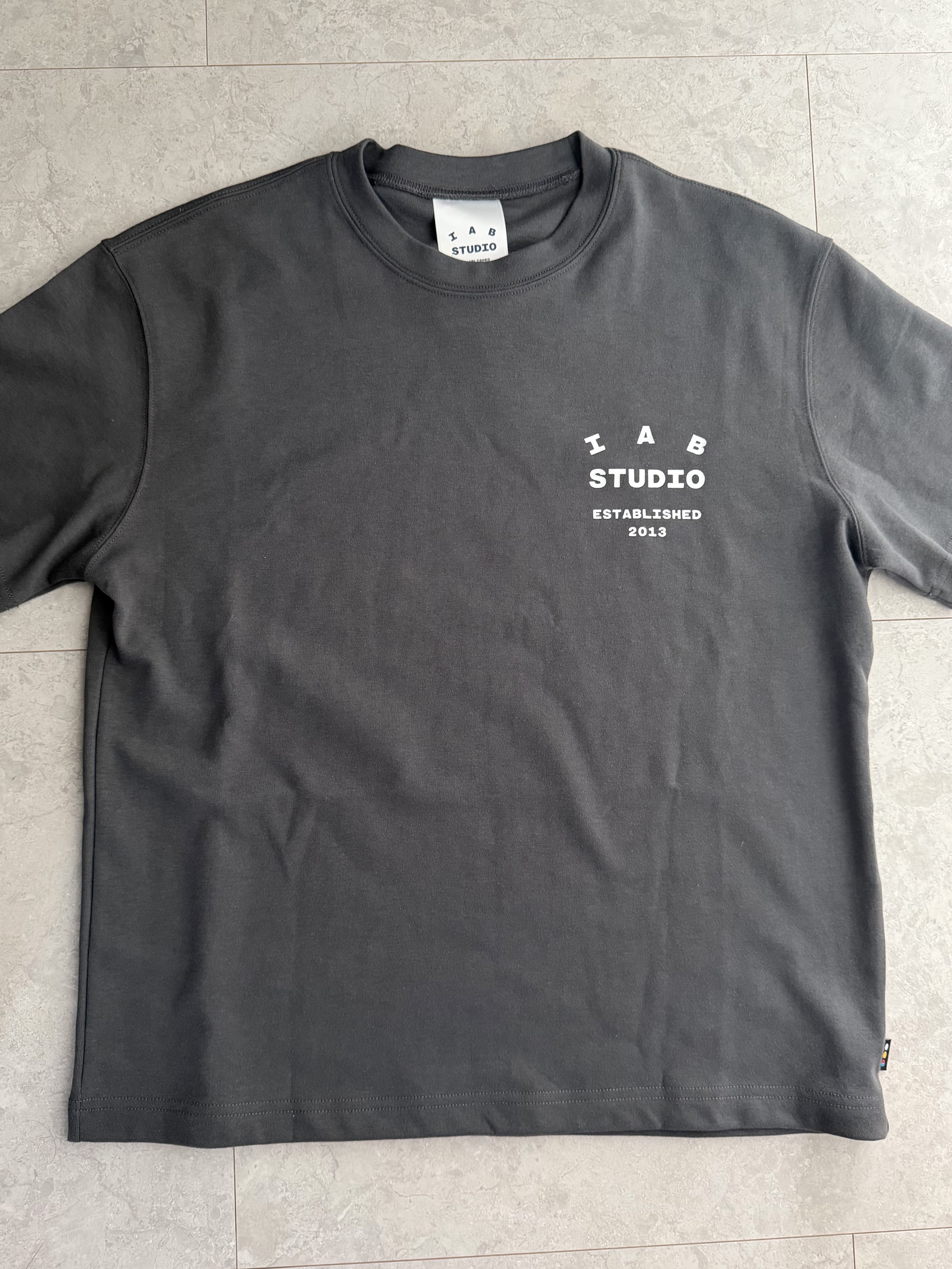 IAB Studio 26 IAB T-Shirt Charcoal White 착용 스타일