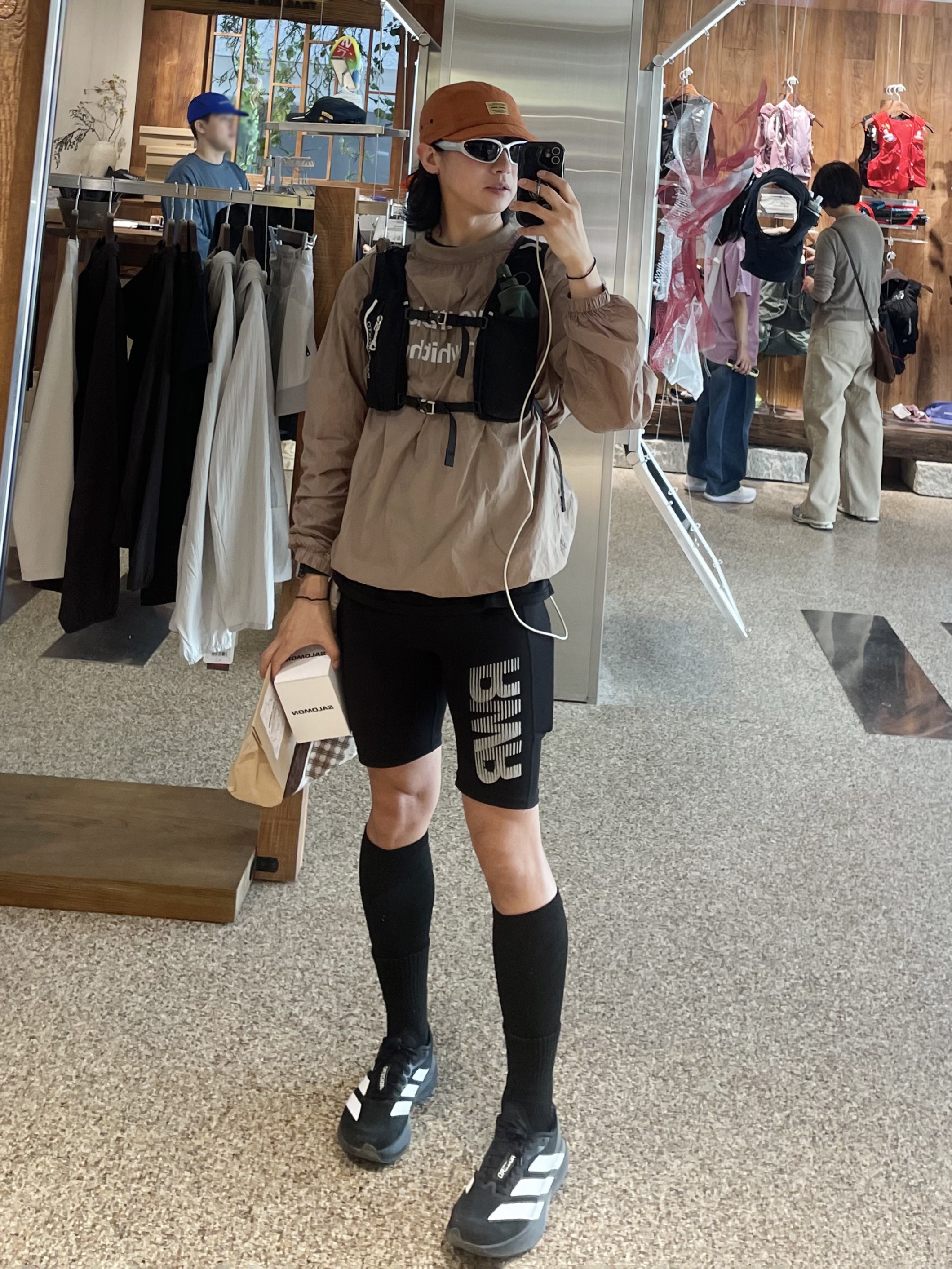 [KREAM 단독] runwhither Windbreaker MTM Brown, [KREAM 단독] runwhither Half Tights Black 착용 스타일 - 1