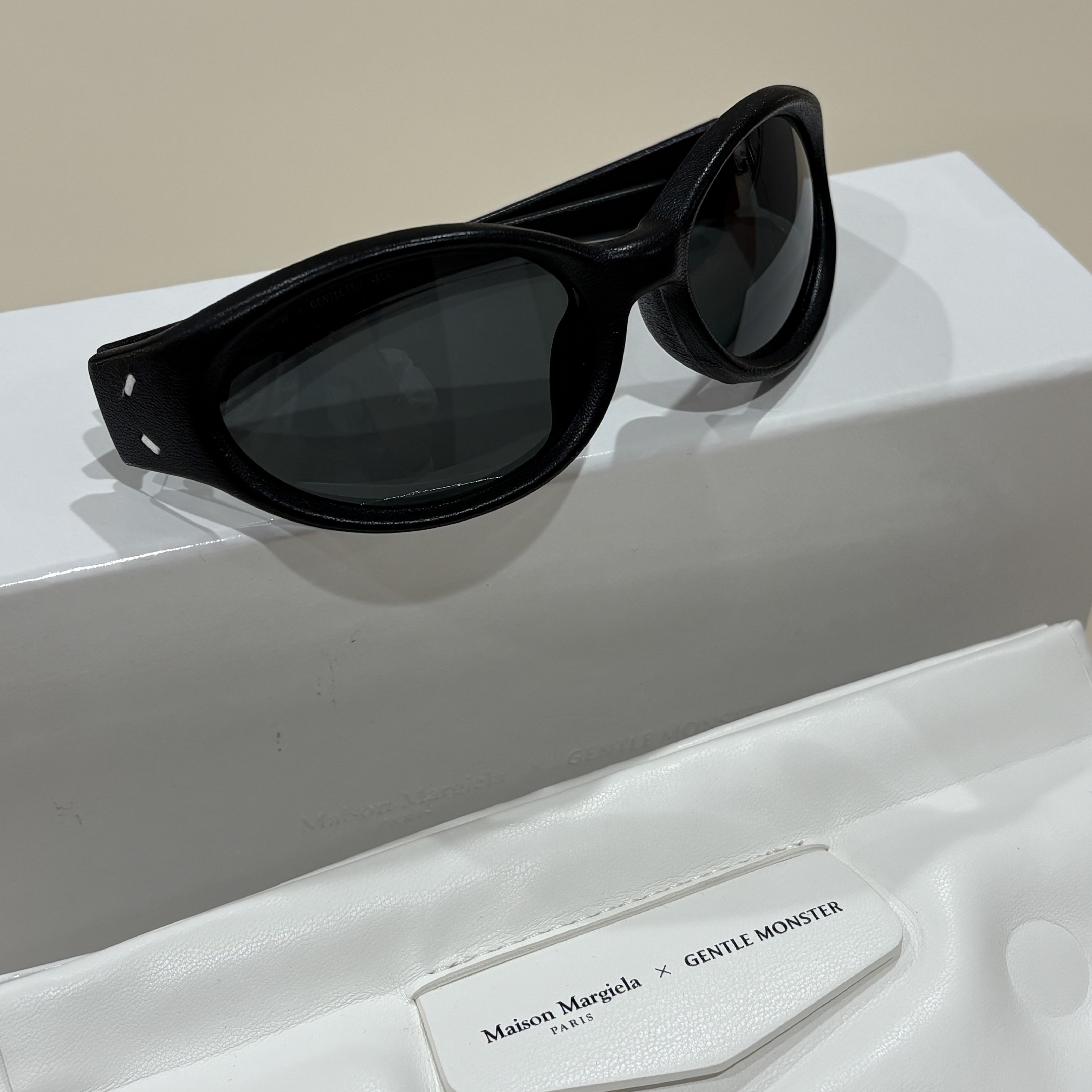Gentle Monster x Maison Margiela MM104 Leather Black Blue 착용 스타일 - 1