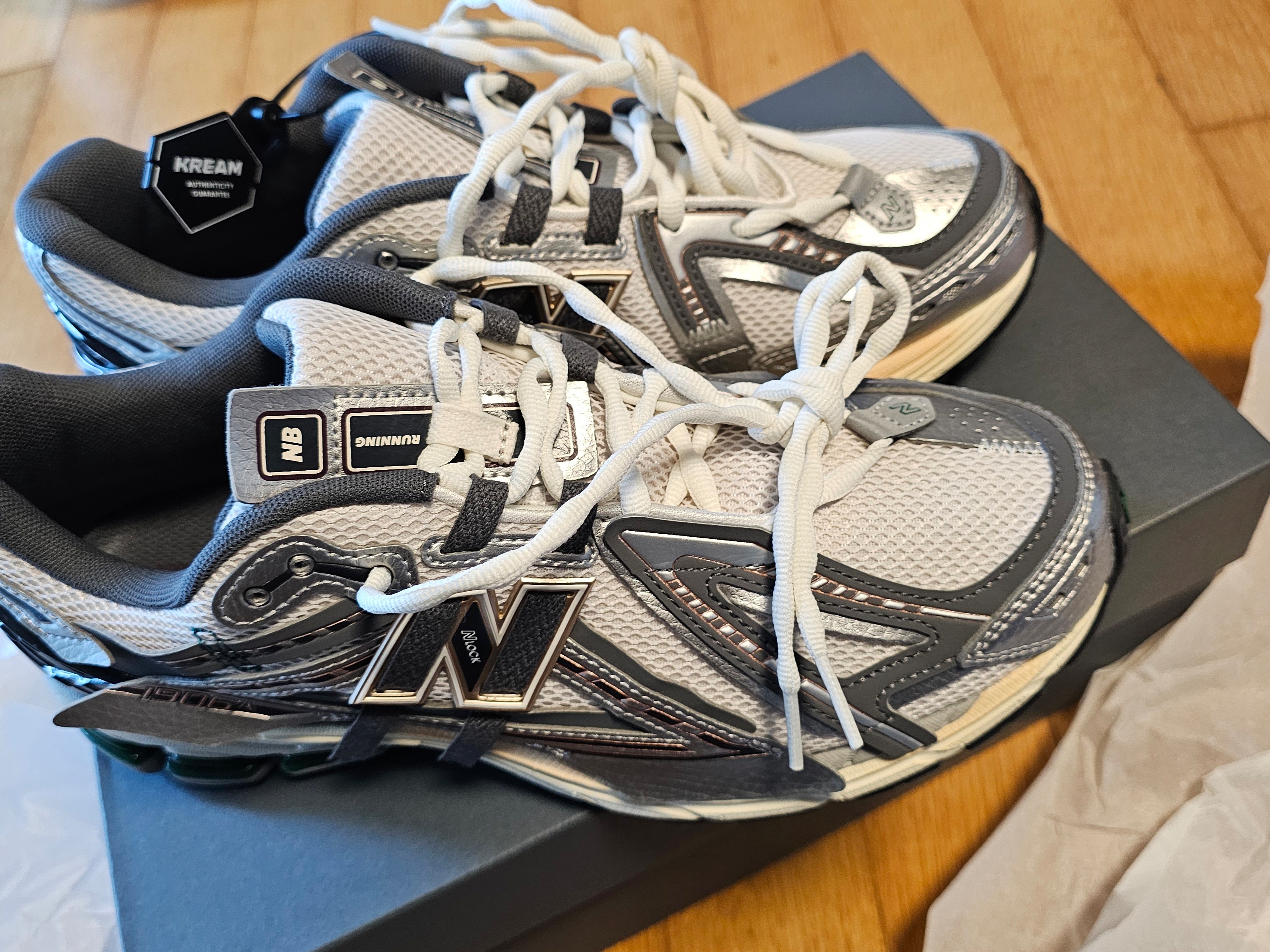 New Balance 1906A Silver Metallic Castlerock 착용 스타일