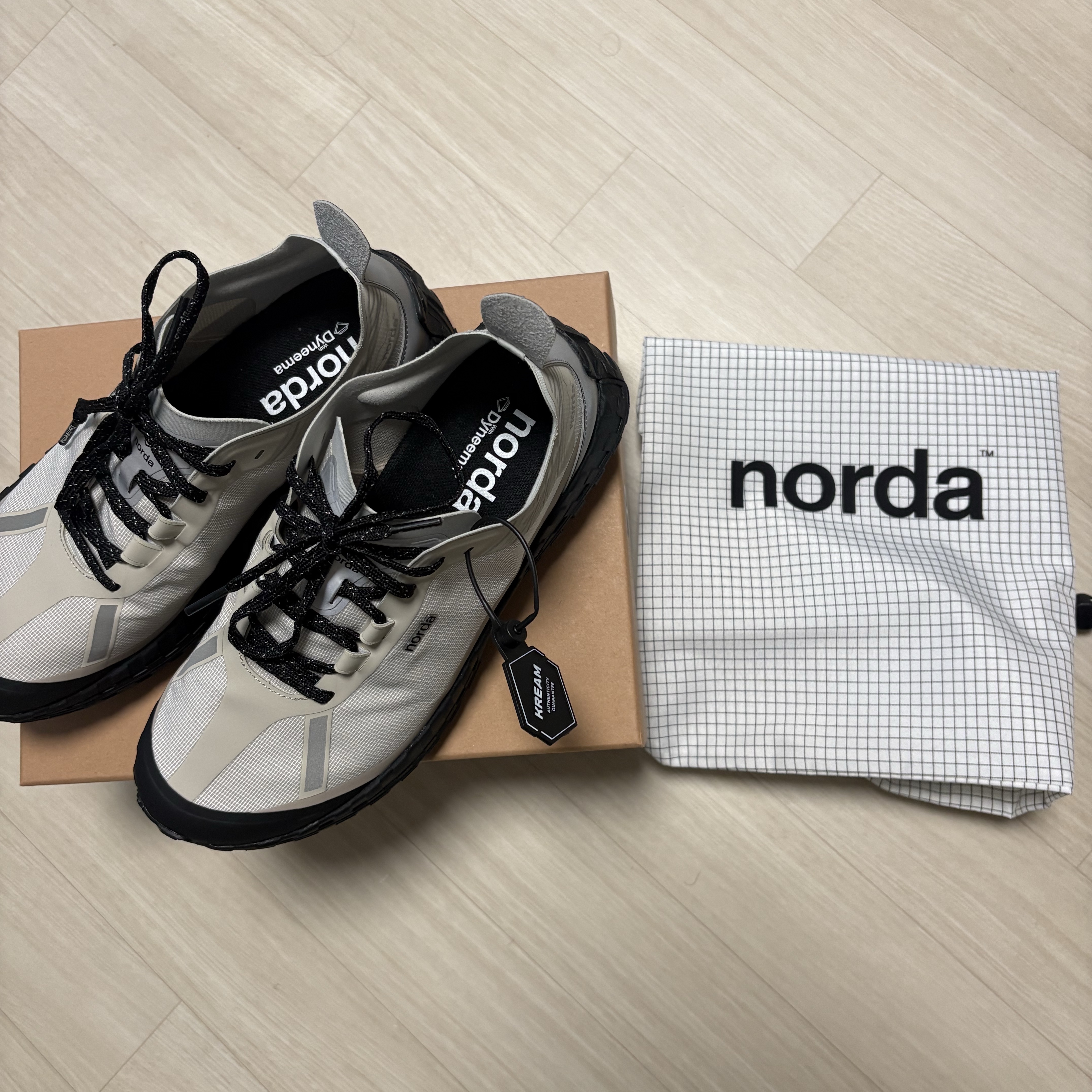 Norda 001/A Cinder, Deus Ex Machina Seoul Original Address T-Shirt White 착용 스타일 - 1
