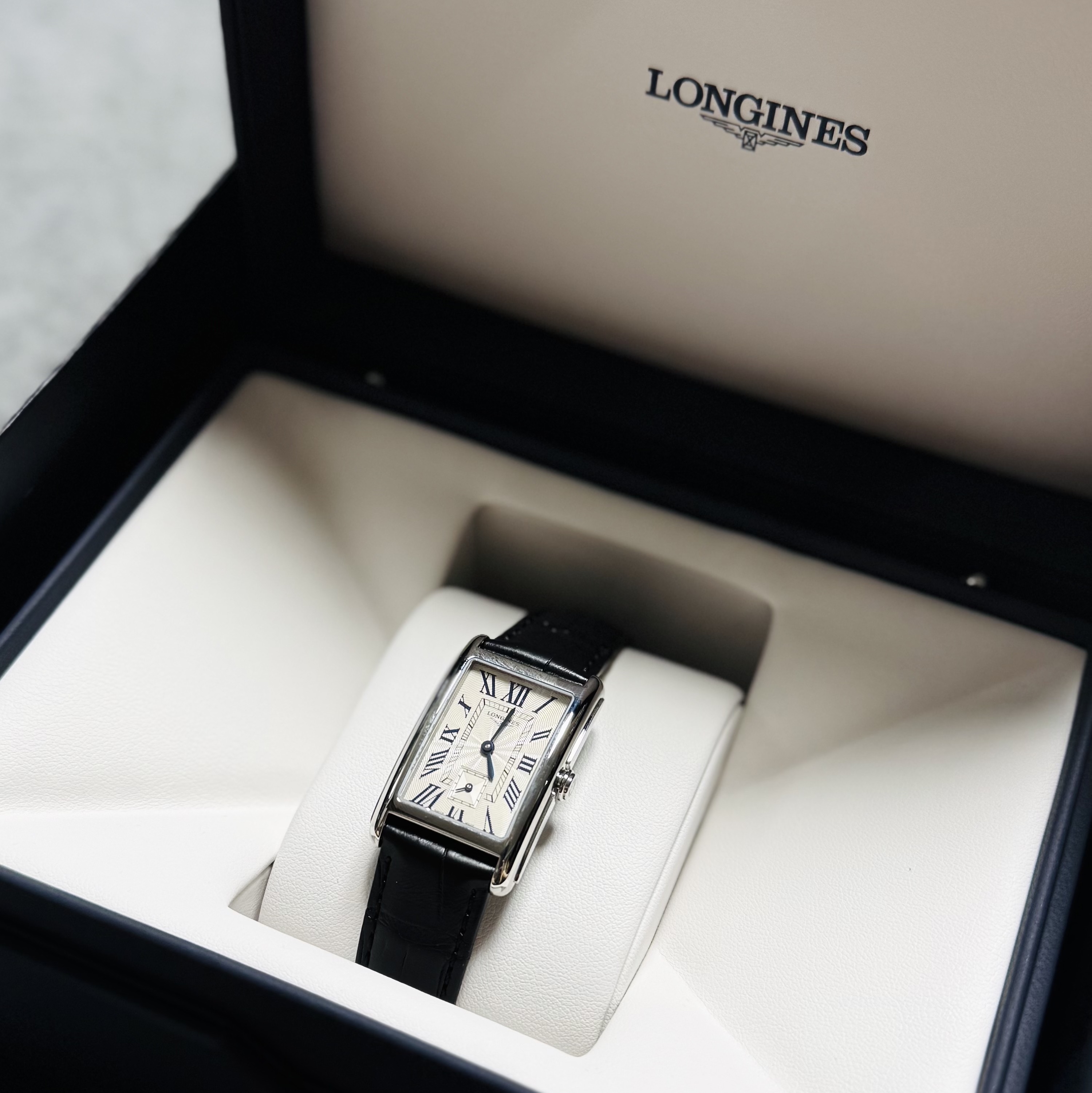 Cartier Tank Must Watch Small Quartz Steel Bracelet Steel, Cartier Tank Must Watch Small Quartz Steel Calfskin Black 착용 스타일 - 2