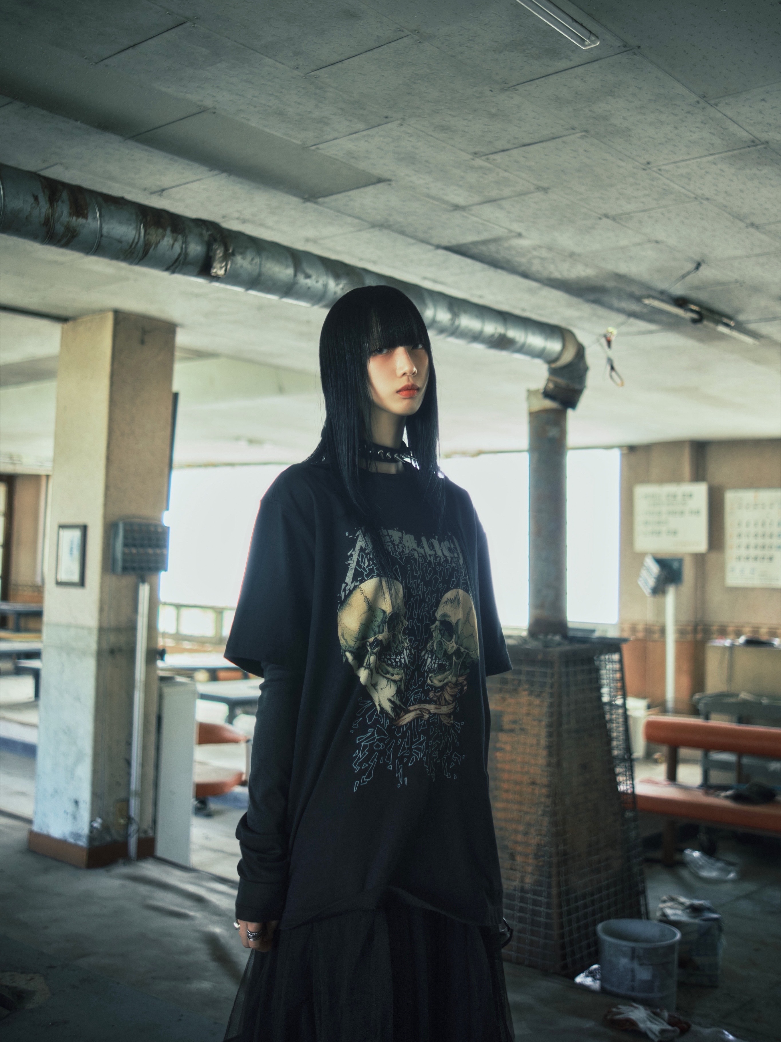 New Era x Metallica Double Skull T-Shirt Black, Crocs Classic Crush Clog Black 착용 스타일 - 2