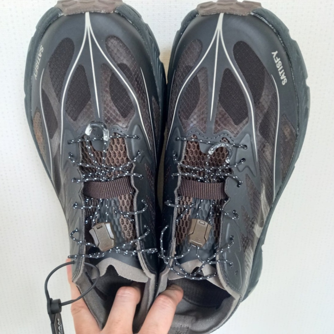 Hoka x Satisfy Mafate Speed 4 Lite Coffee, Arc'teryx Merino Wool Grotto Mid Sock White Stratus 착용 스타일 - 2