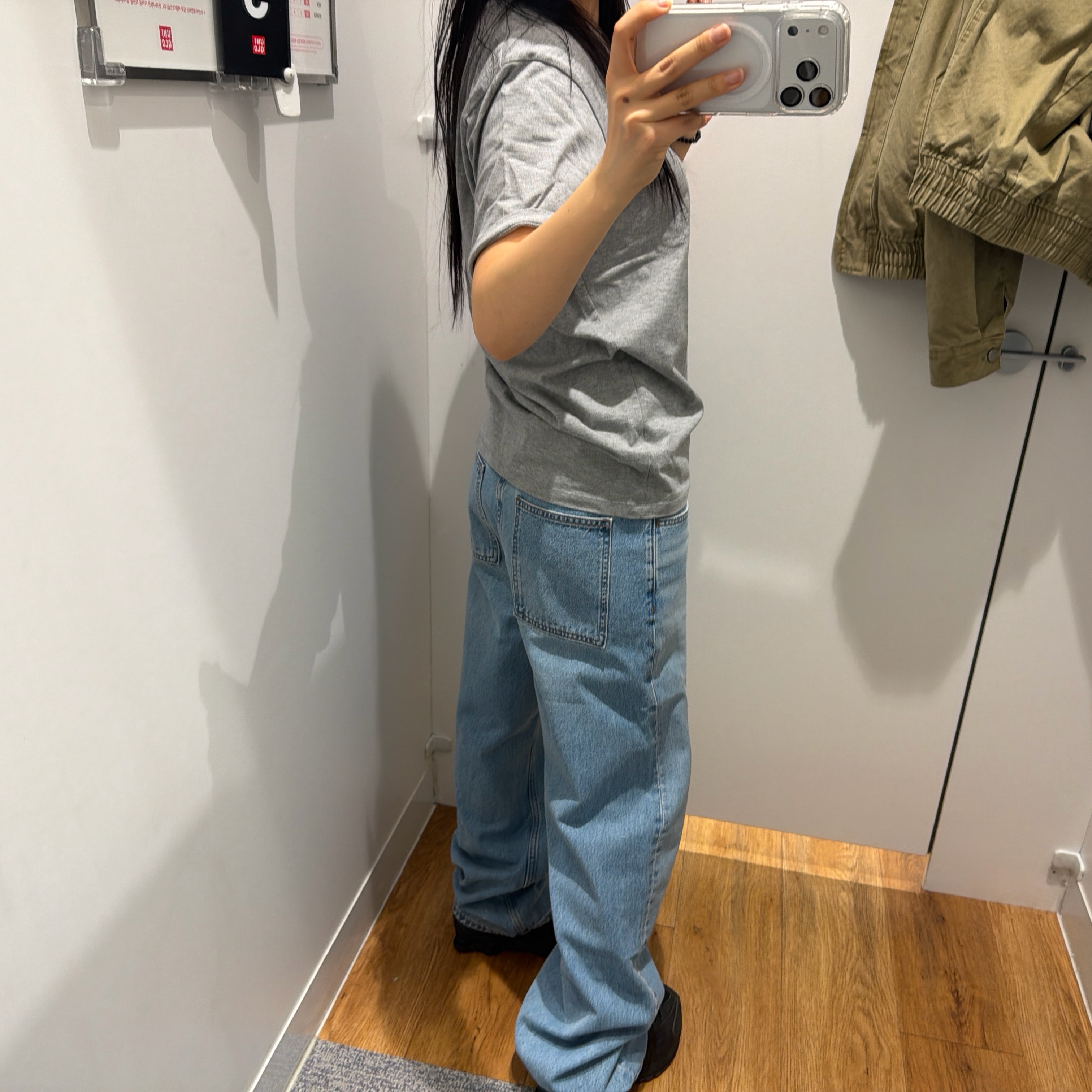 (W) Nike Shox R4 Black, Uniqlo x JW Anderson Straight Jean Blue - KR 착용 스타일 - 3