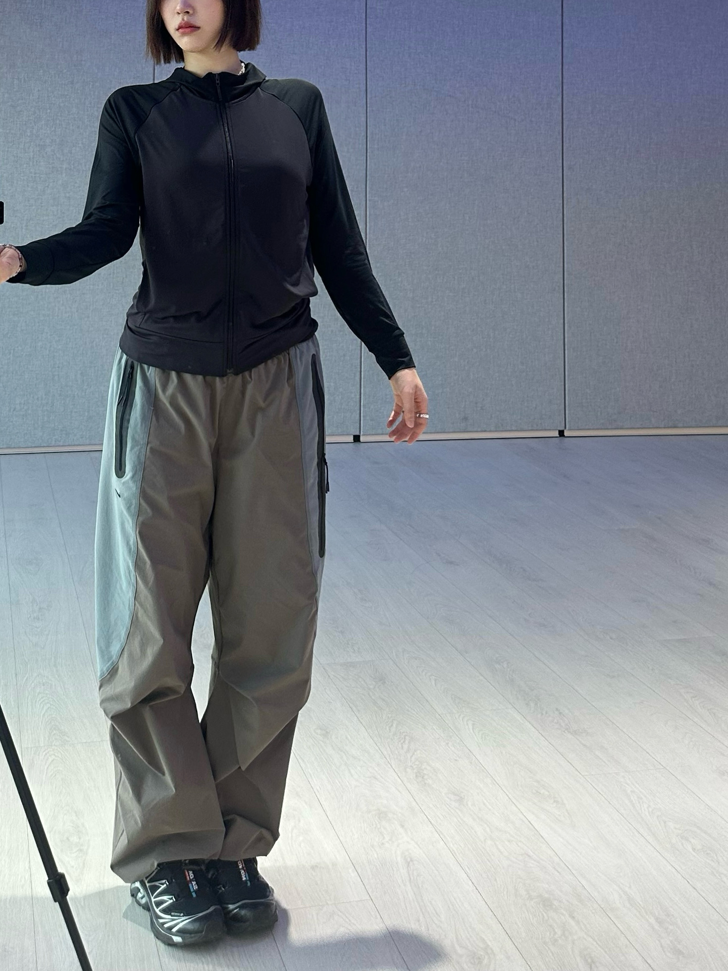 Nike Tech Dri-Fit Woven Colour Block Oversized Trousers Cave Stone Cool Grey - Asia, Salomon XT-6 GTX Black Silver 착용 스타일 - 2