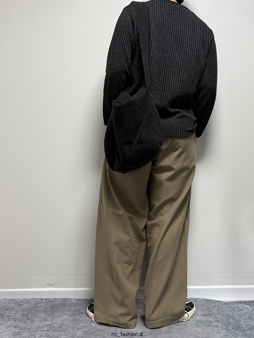 Maison Margiela Tabi Sneakers Black 착용 스타일 - 4