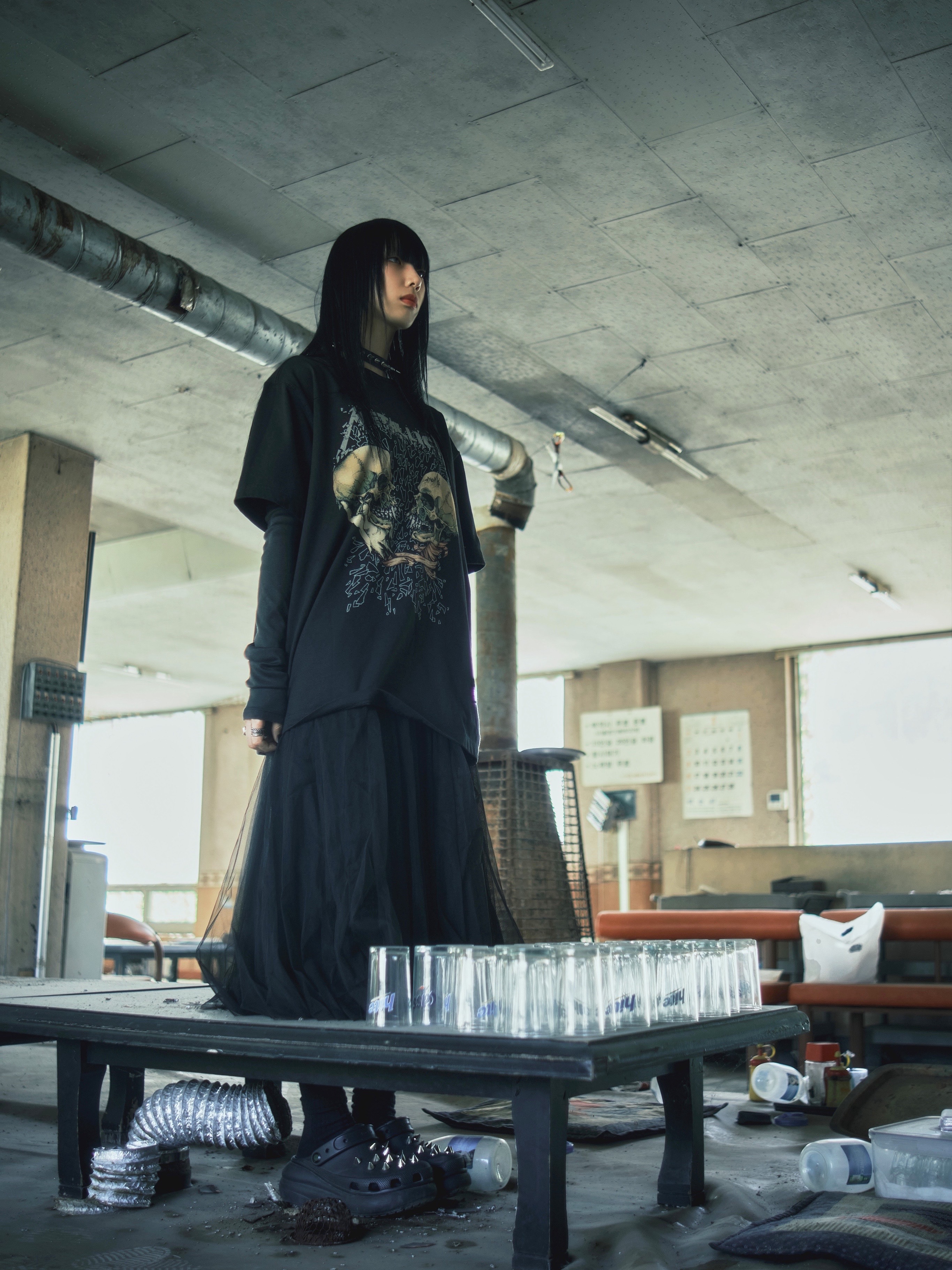 New Era x Metallica Double Skull T-Shirt Black, Crocs Classic Crush Clog Black 착용 스타일 - 8