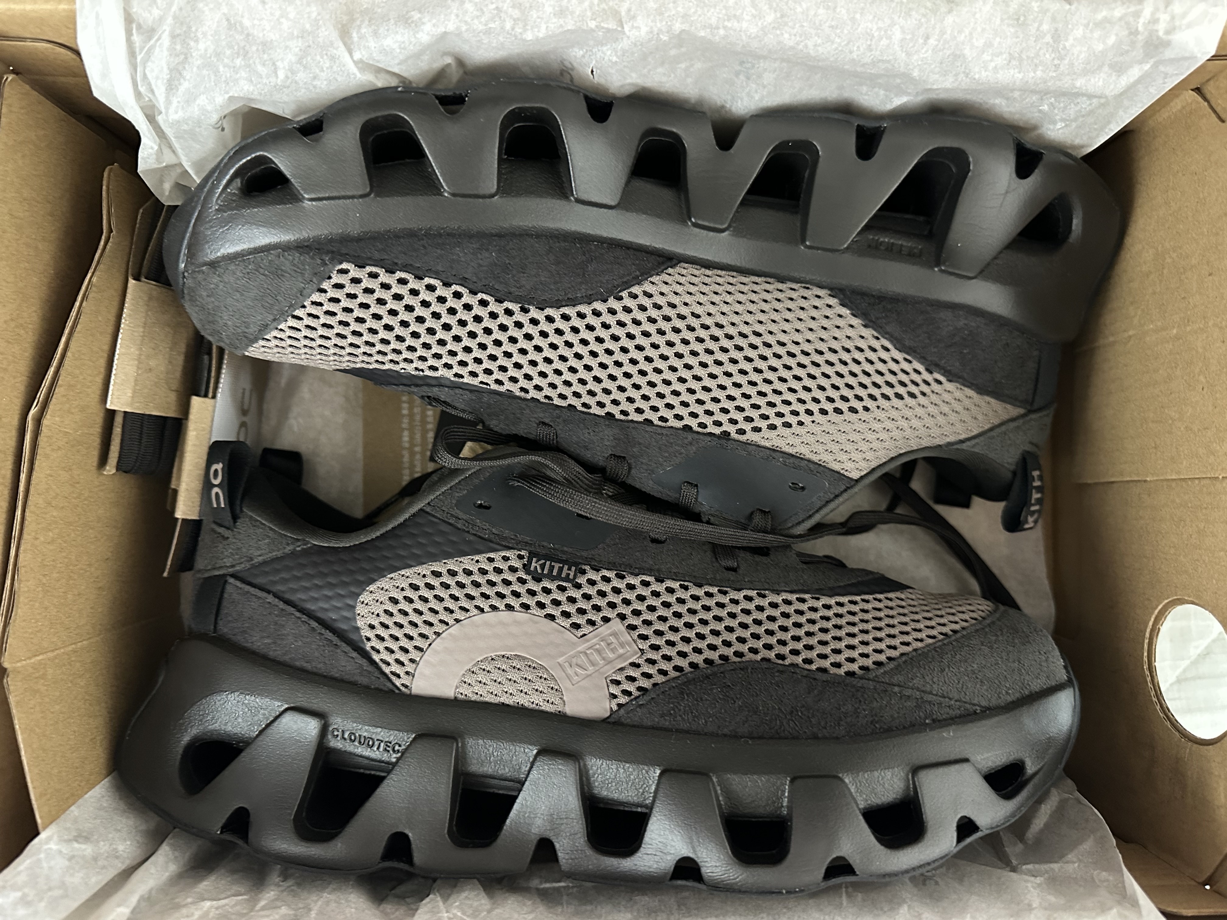 On Running x Kith K-Tech 1 Black, On Running x Kith K-Tech 2 Thorn Ganache 착용 스타일 - 2
