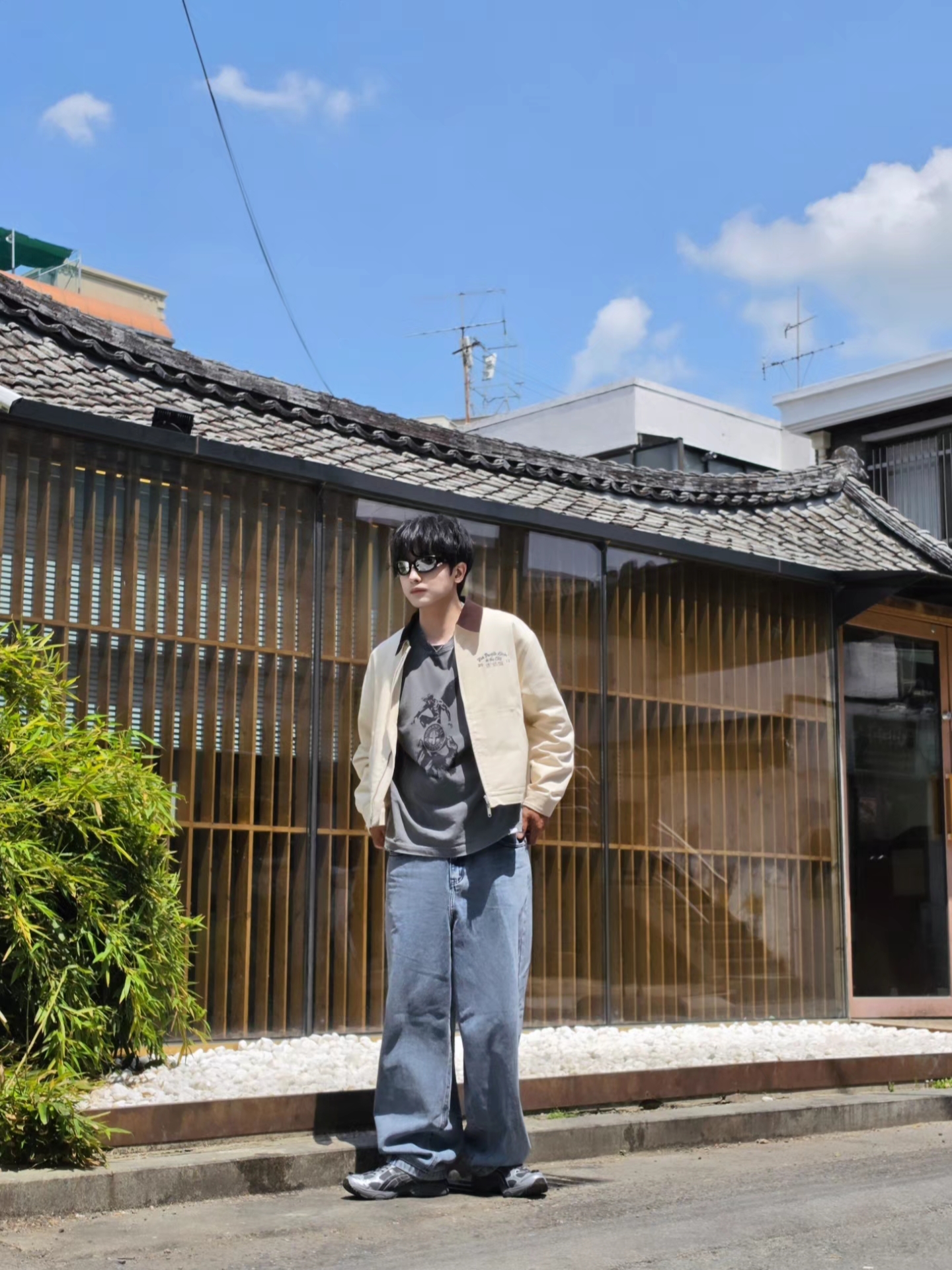 [KREAM 단독] NOMANUAL Devil Ring Damaged T-shirt Washed Charcoal, NOMANUAL Raw Vision Denim Pants White Blue 착용 스타일 - 3