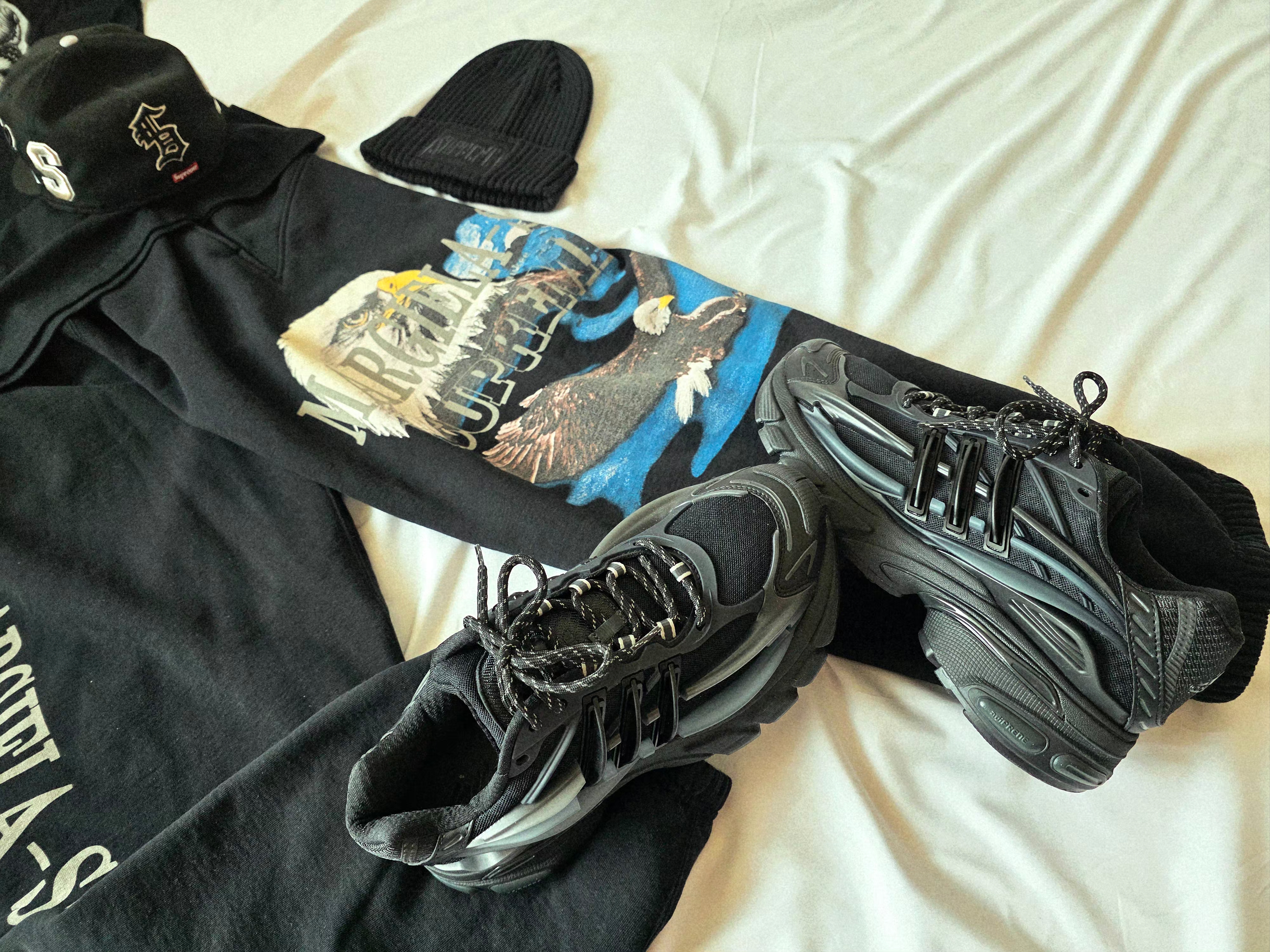 Supreme x MM6 Maison Margiela Eagle Zip Up Hooded Sweatshirt Black - 26SS, Supreme x MM6 Maison Margiela Eagle Sweatpant Black - 26SS 착용 스타일 - 5