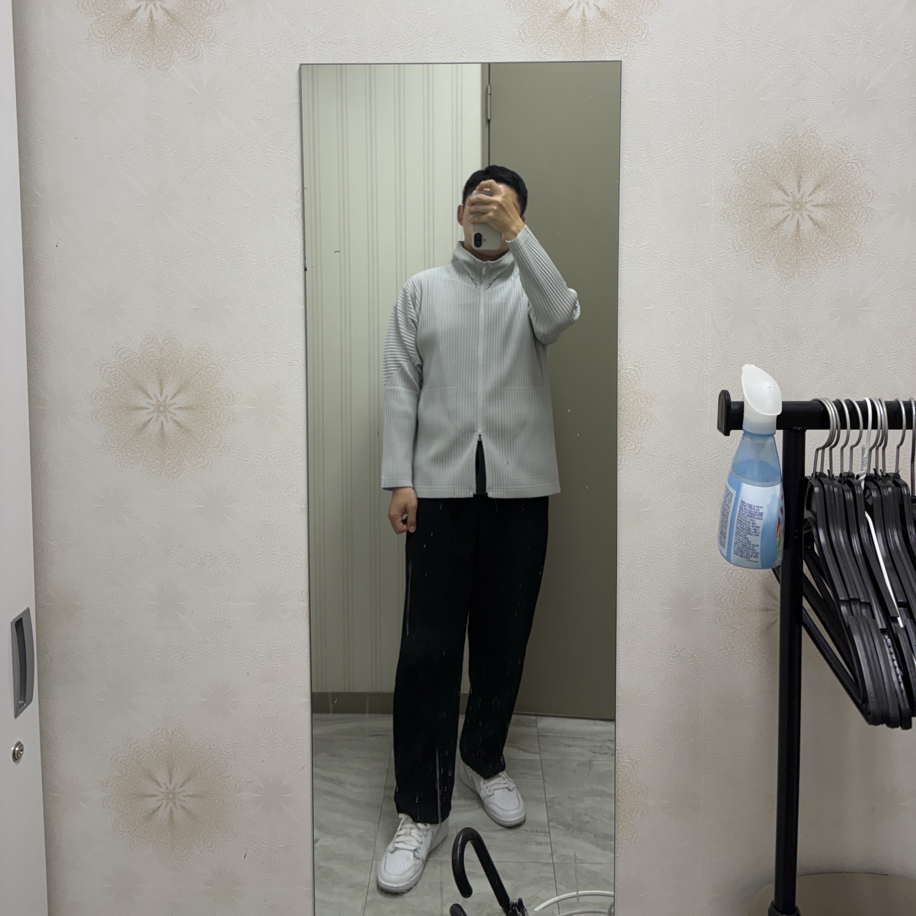 Jordan 1 Low OG Neutral Grey, Homme Plisse Issey Miyake Basics Zip Up Jacket Light Gray 착용 스타일