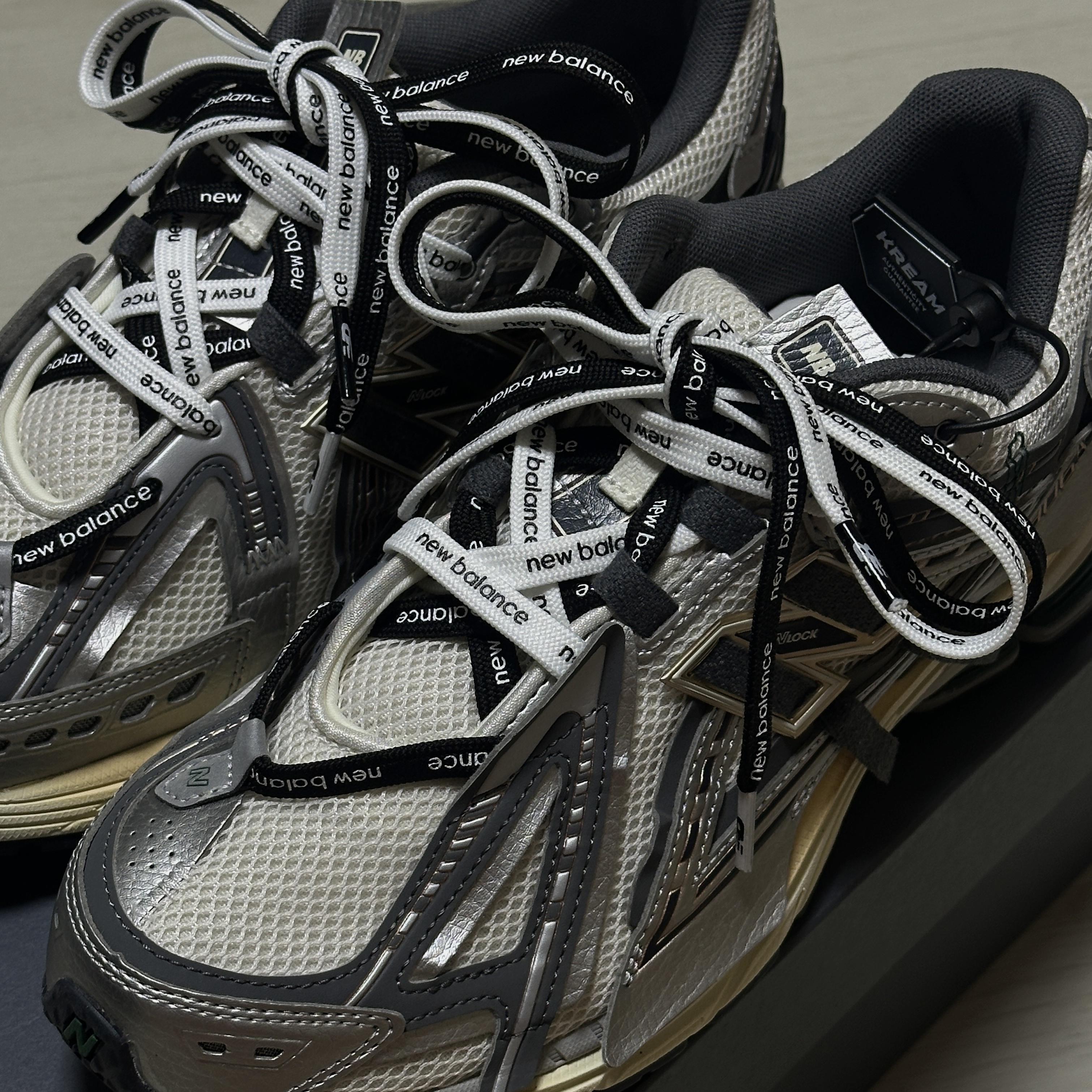 New Balance 1906A Silver Metallic Castlerock 착용 스타일