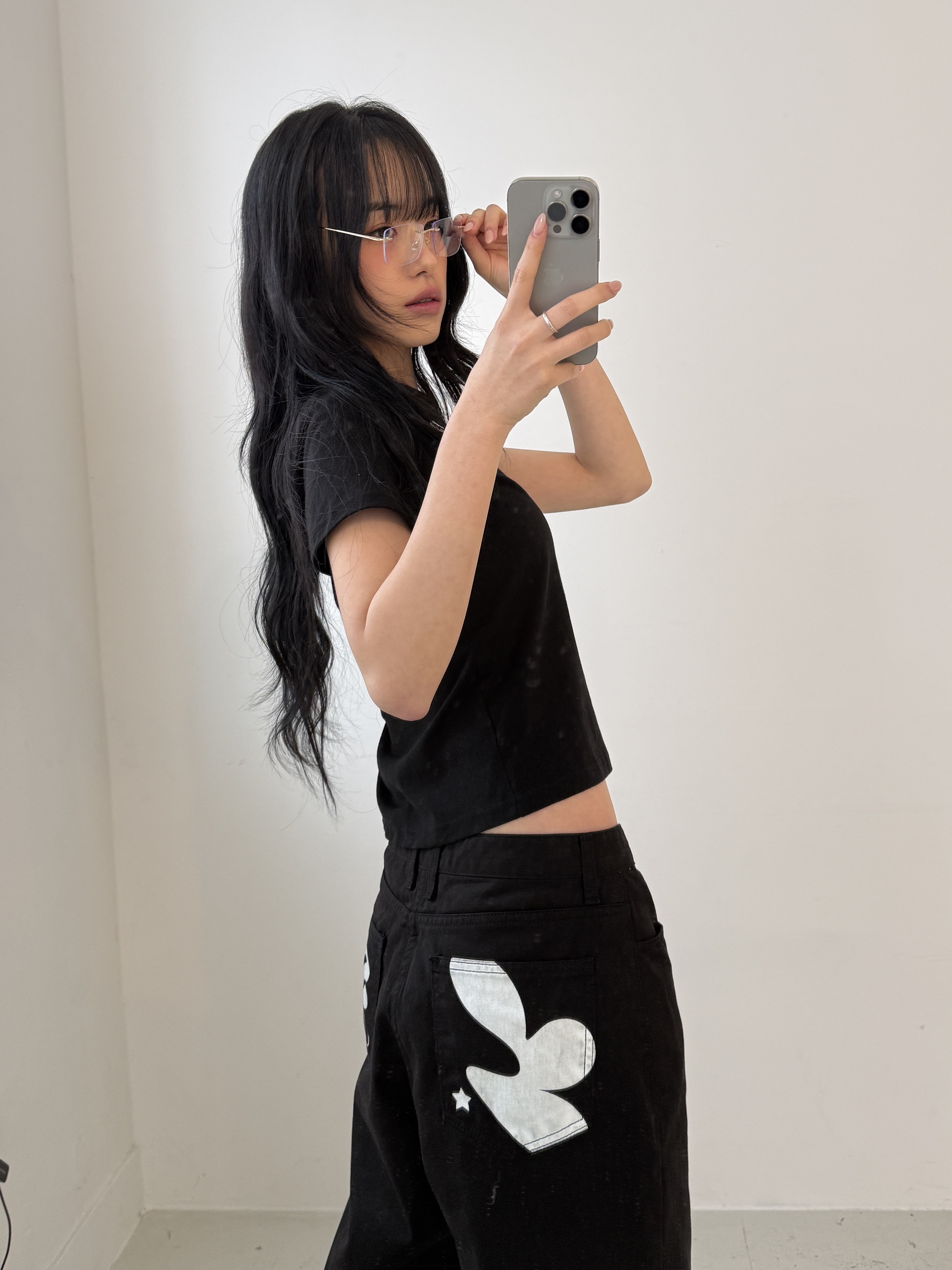 SLEEKGLOW Unlock Semi Crop T-Shirt Black, SLEEKGLOW Symbol Printing Cotton Pants Black 착용 스타일 - 2