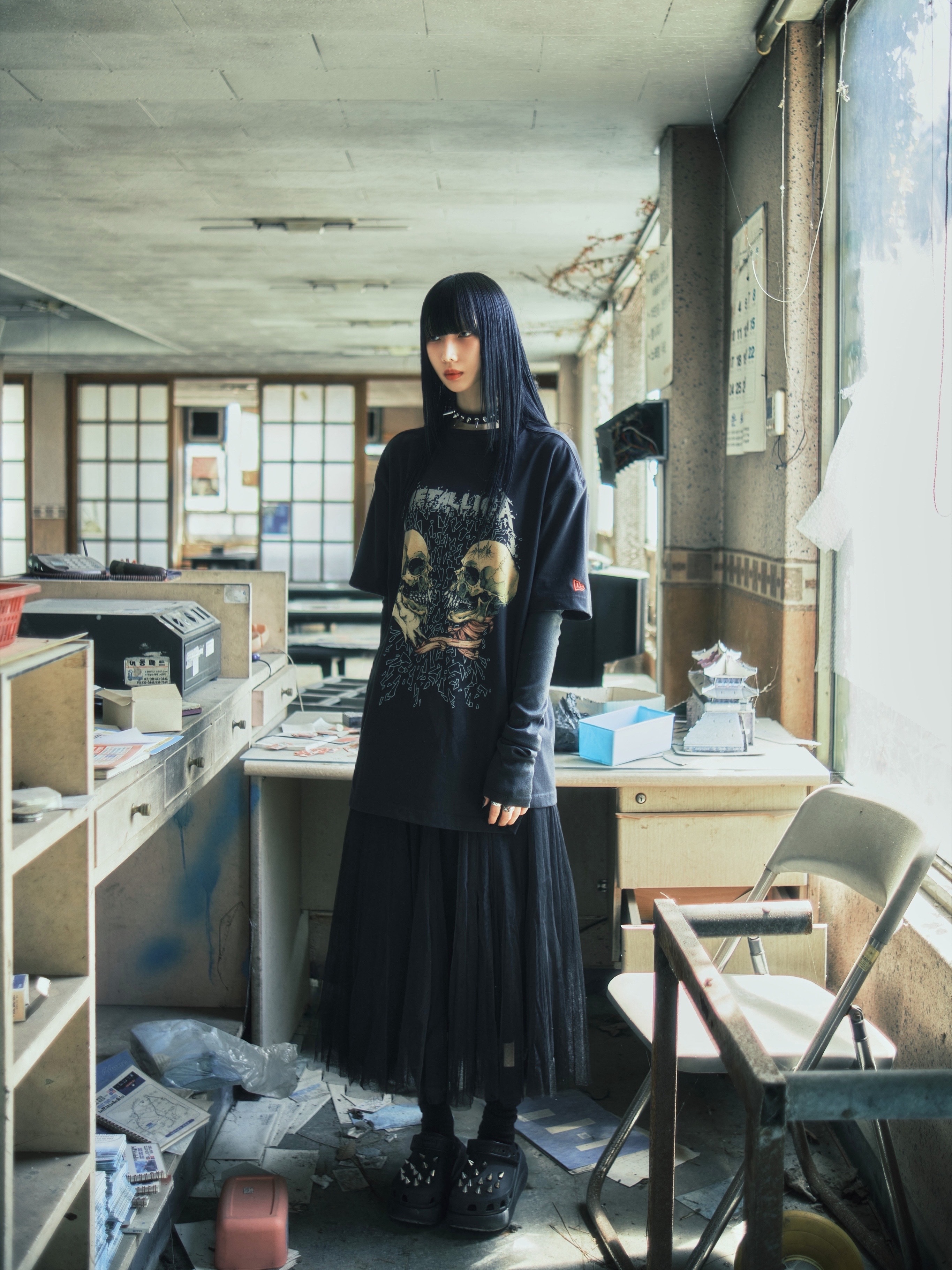New Era x Metallica Double Skull T-Shirt Black, Crocs Classic Crush Clog Black 착용 스타일 - 3