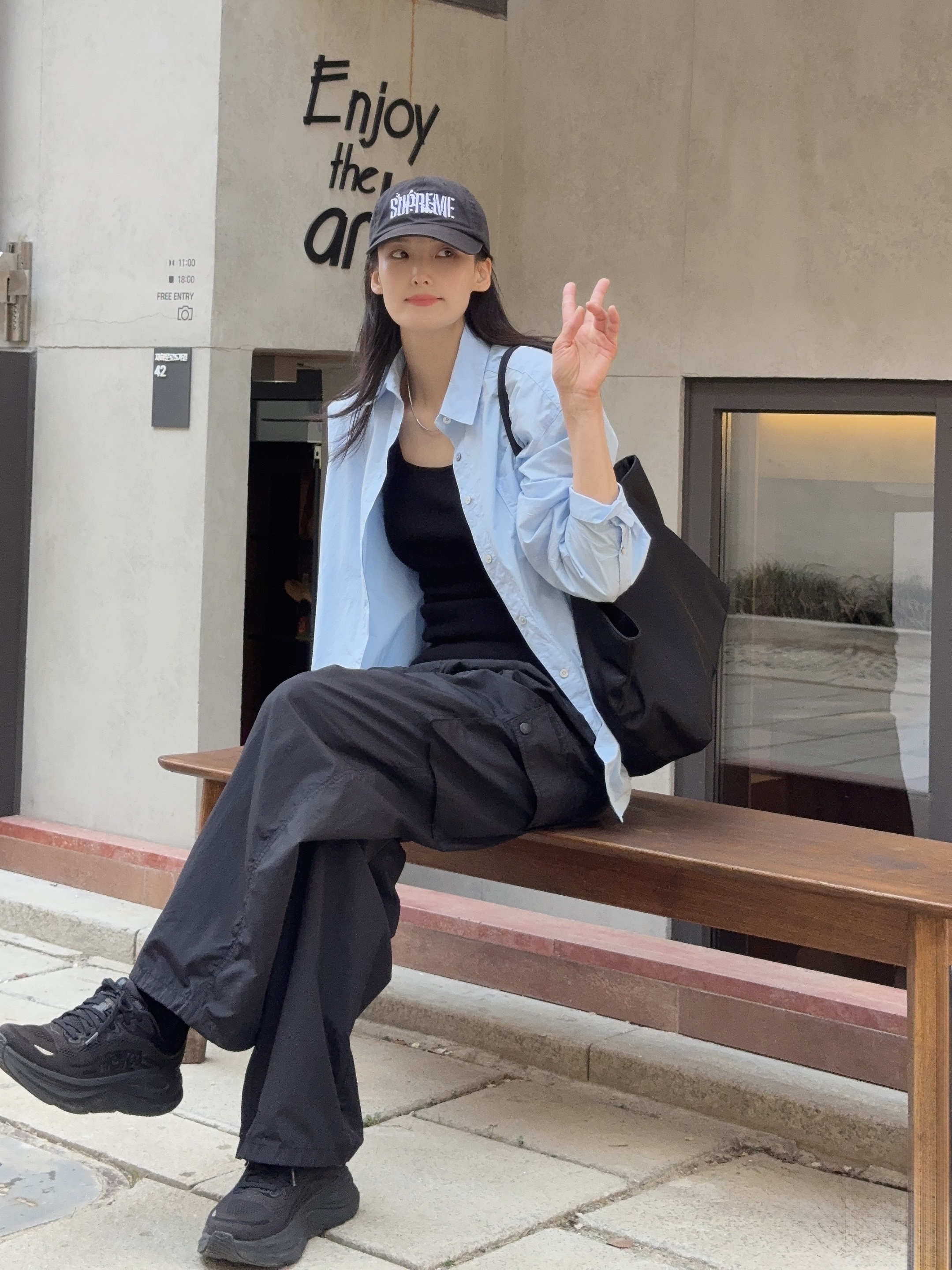 Hoka Bondi 9 Black - Wide, Supreme Splatter 6-Panel Black - 25FW 착용 스타일 - 3