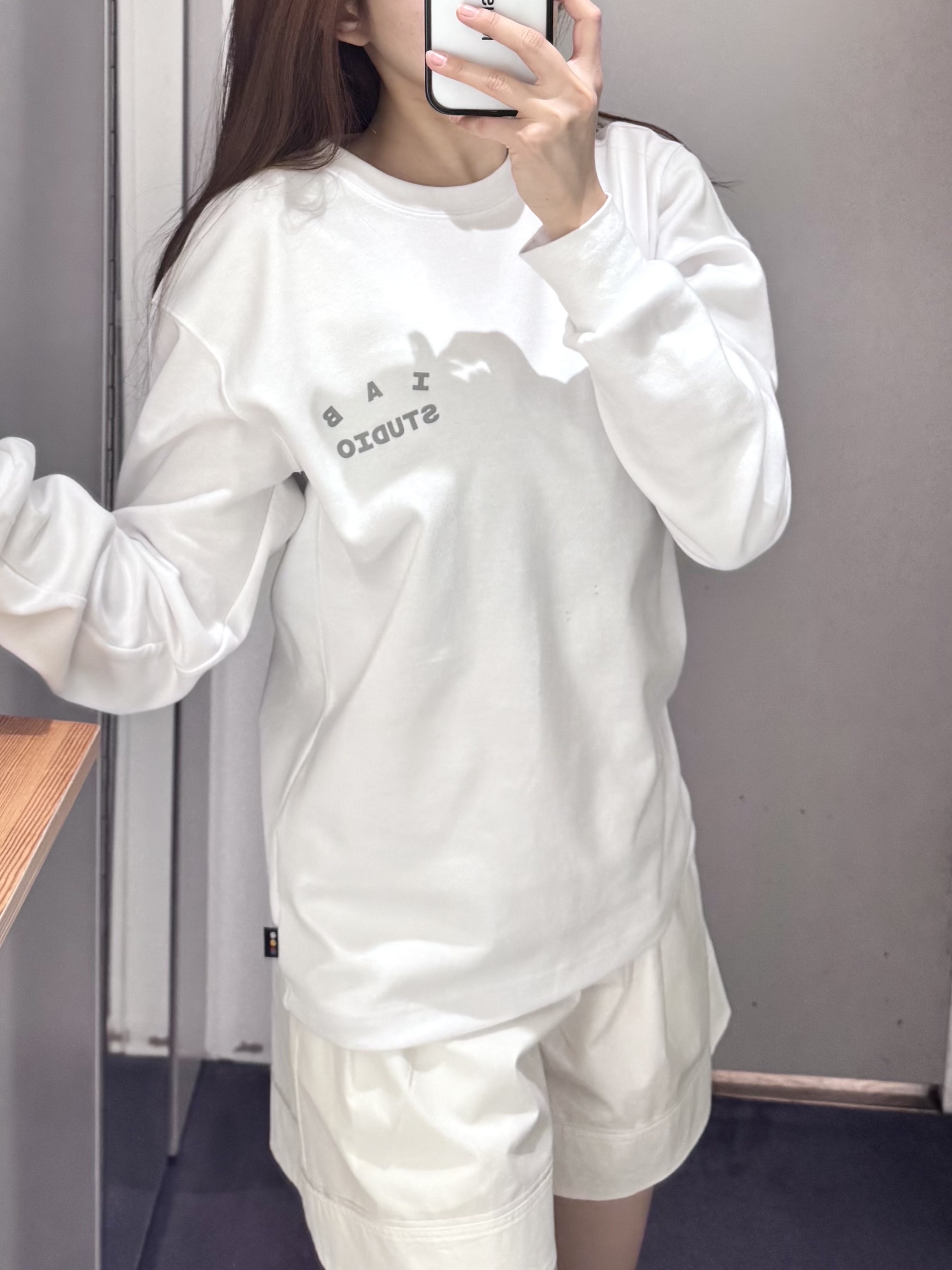 IAB Studio IAB Long Sleeve White - 26SS 착용 스타일 - 2